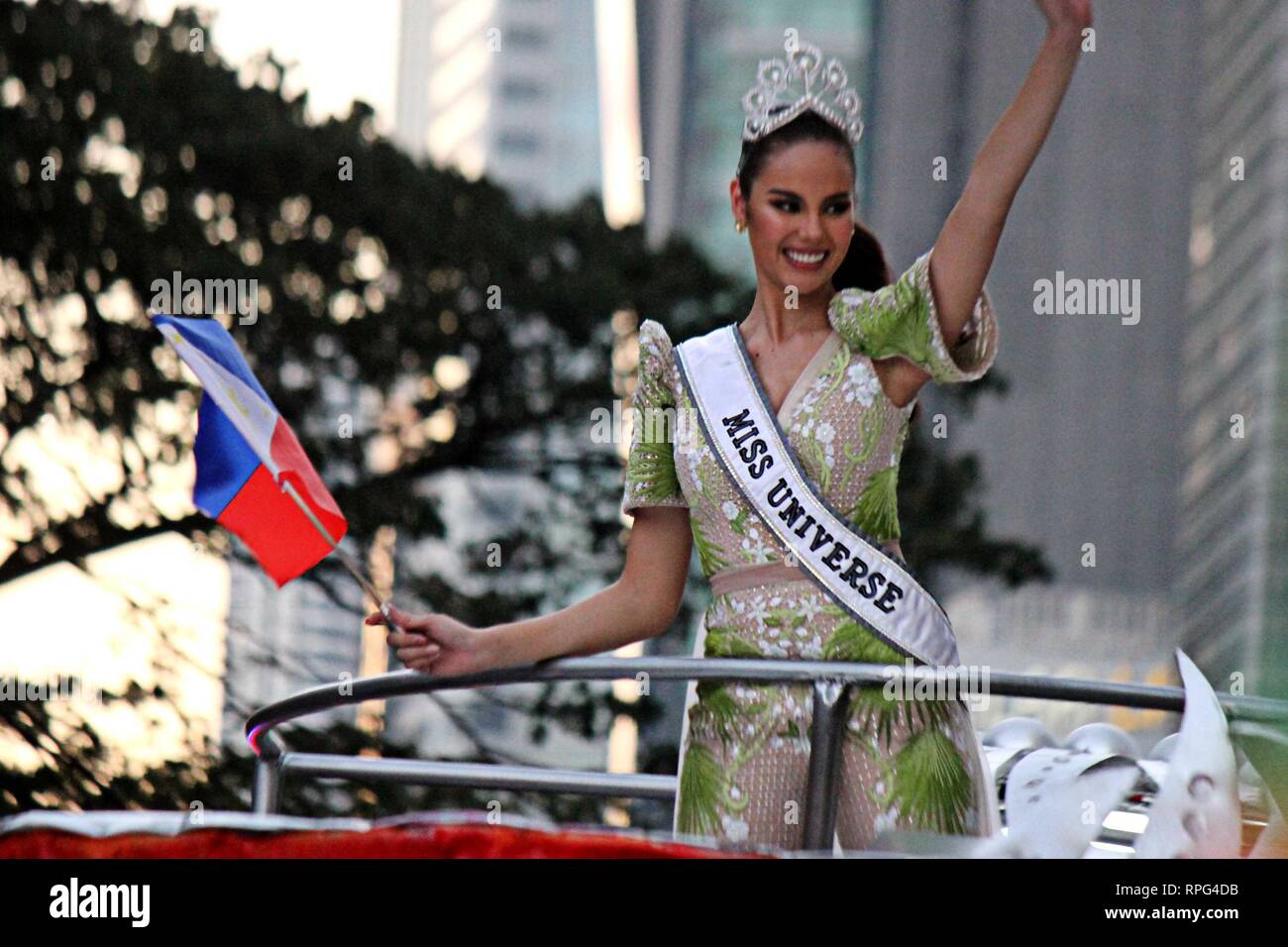 Filippine. Il 21 febbraio, 2019. Miss Universo Filippine 2018 Catriona Elisa grigio Magnayon goduto sventolare su un migliaio di folla mentre si tiene la bandiera delle Filippine durante il suo Grand Home proveniente Parade presso Ayala Avenue in Makati City il 21 febbraio 2019. Il galleggiante è stato design ispirato da un flusso di lava. Credito: Gregorio B. Dantes Jr./Pacific Press/Alamy Live News Foto Stock