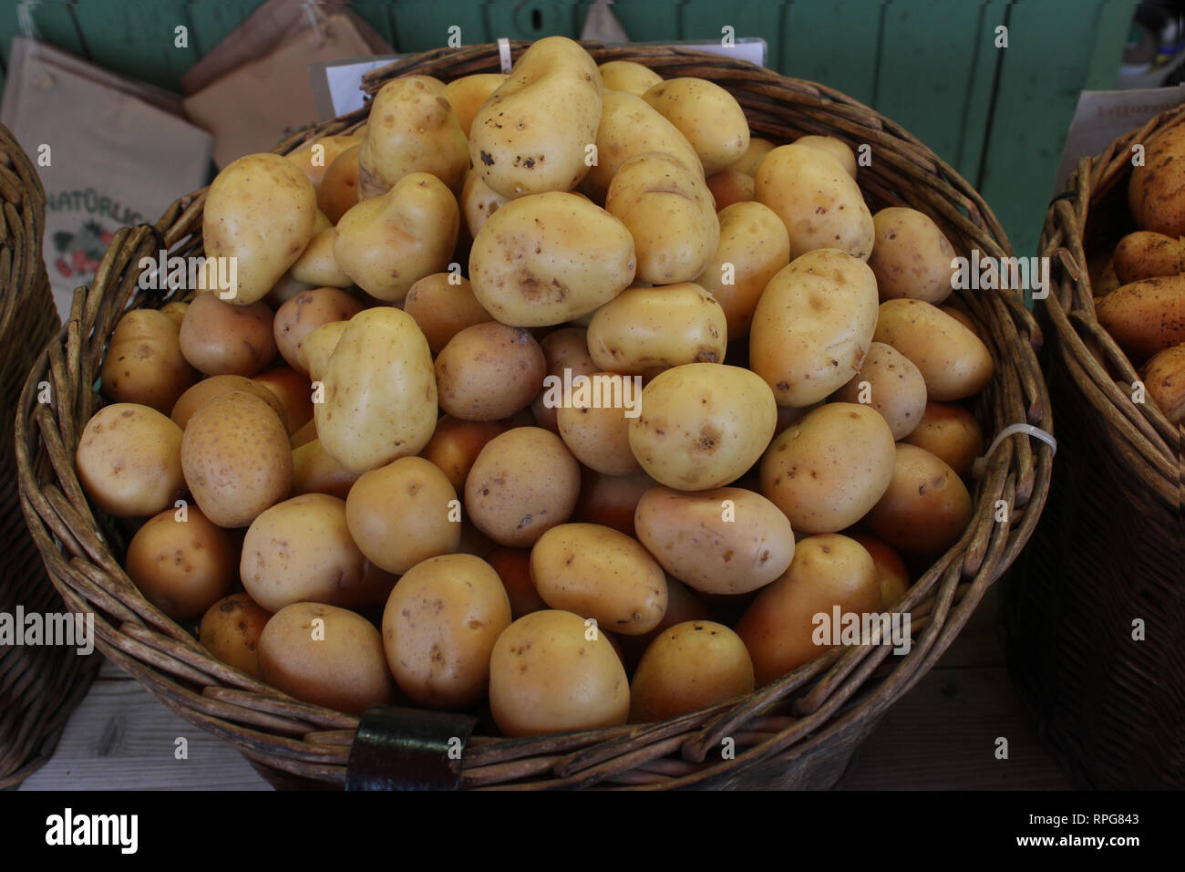 Piccole materie grenaille patate nel cestello rotondo. Foto Stock