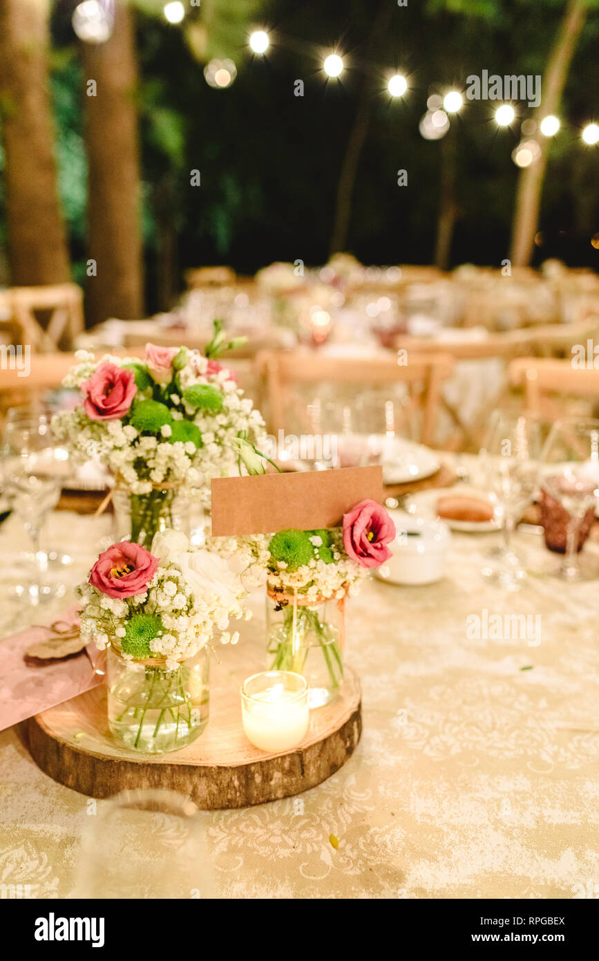 Etichetta vuota per includere il testo libero, sull'elegante tavolo della reception di un matrimonio, senza nessuno. Foto Stock