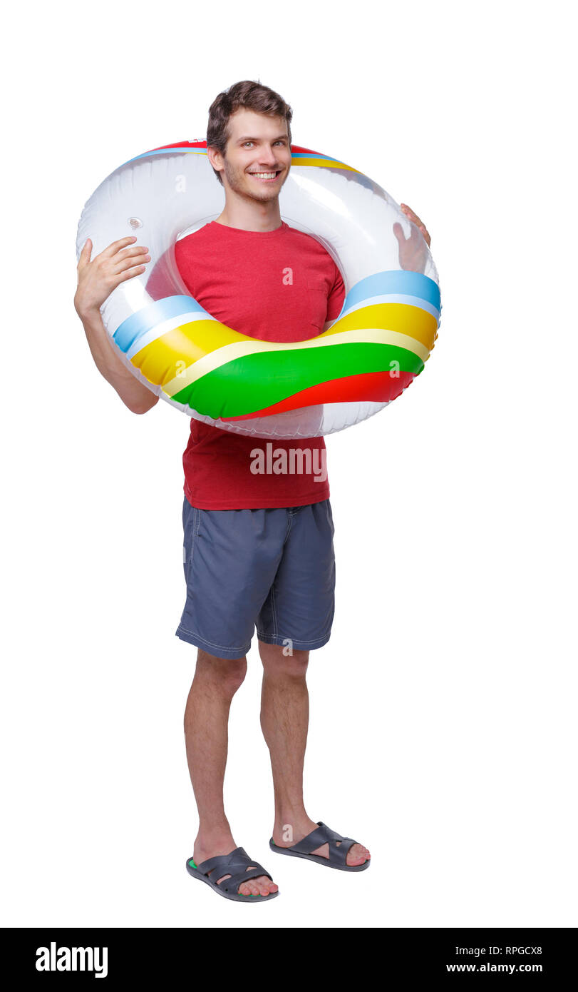 Vista frontale di un uomo in pantaloncini corti con un cerchio gonfiabile. guy sulla spiaggia. Vista posteriore di raccolta persone. vista posteriore di persona. Isolato su bianco Foto Stock