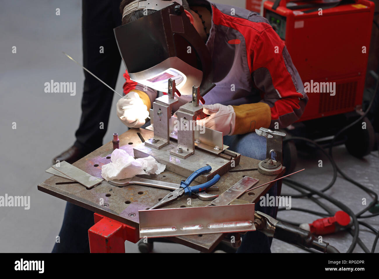 Saldatore operaio nella tabella sul banco di lavoro nella produzione di  fabbrica Foto stock - Alamy