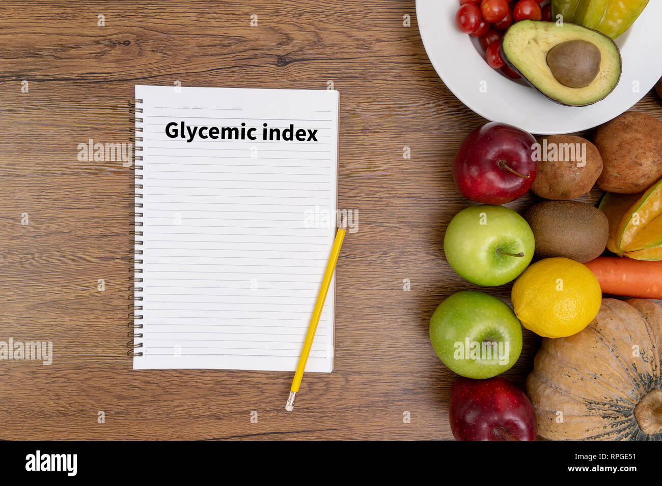 Indice Glicemico Fitness e perdita di peso concetto, manubri, bianco scala, frutta e nastro di misurazione su un tavolo di legno, vista dall'alto Foto Stock