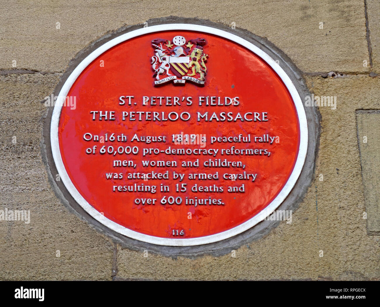 St Peters campi, il massacro di Peterloo, placca rossa, Peter Street, Manchester North West England, Regno Unito Foto Stock