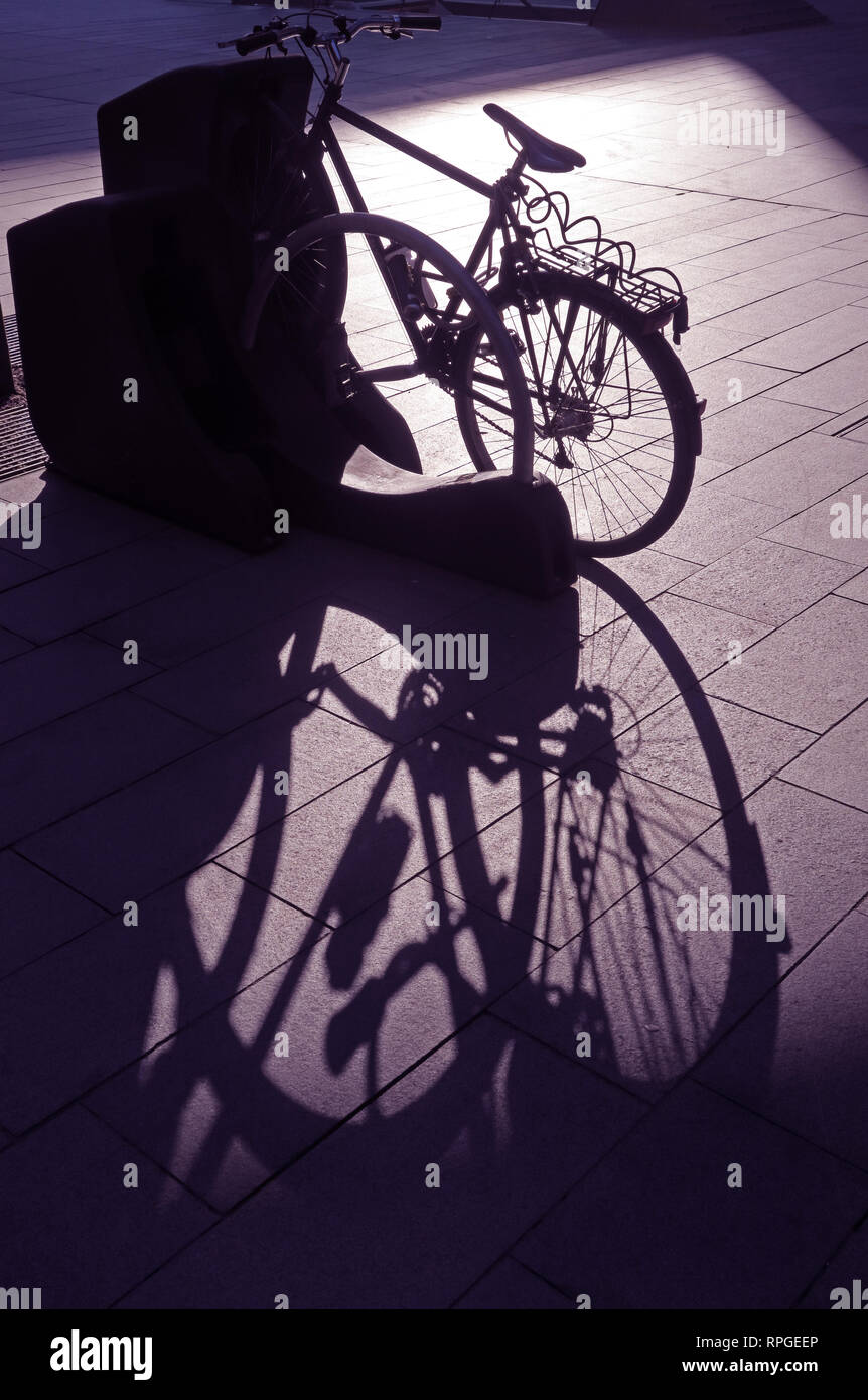 Ombra del ciclo, centro città, nero,bianco, commuter, viaggiatore, trasporti, il centro città di Manchester, Inghilterra, Regno Unito Foto Stock