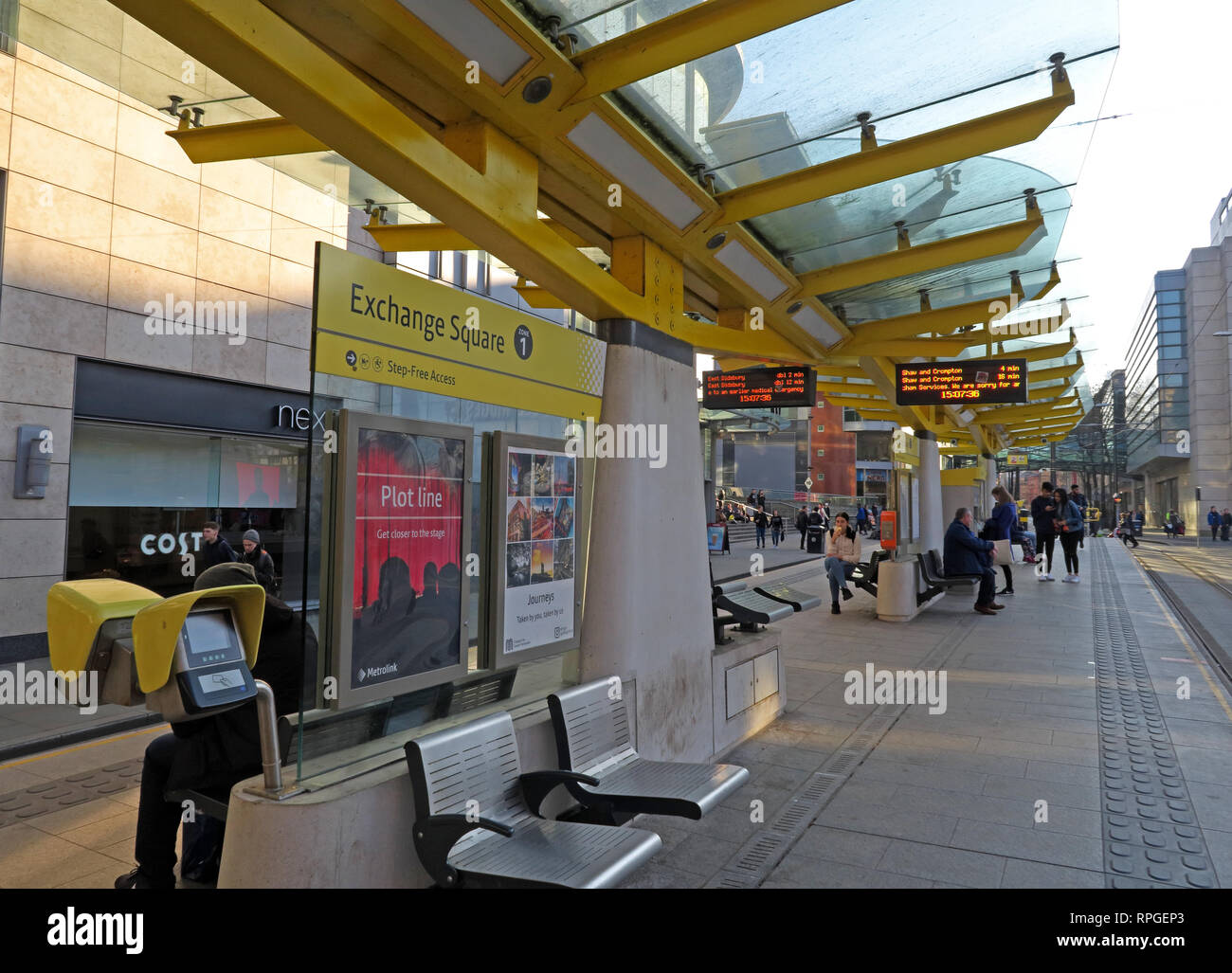 Fermata del tram Exchange Square Manchester Metrolink, con passeggeri, centro di Manchester, Inghilterra nord-occidentale, Regno Unito, M2 1NP Foto Stock