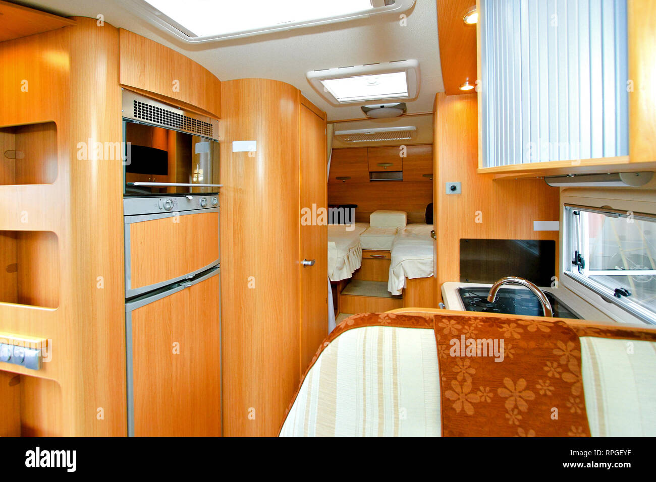 Interno di una camera da letto e una cucina in veicolo di ricreazione Foto Stock