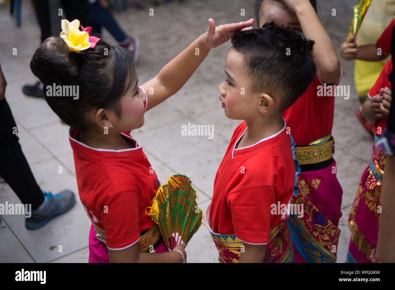 DENPASAR,BALI-dicembre 2017: danzatori stanno preparando le loro make up prima di eseguire prestazioni a Denpasar Festival. Foto Stock