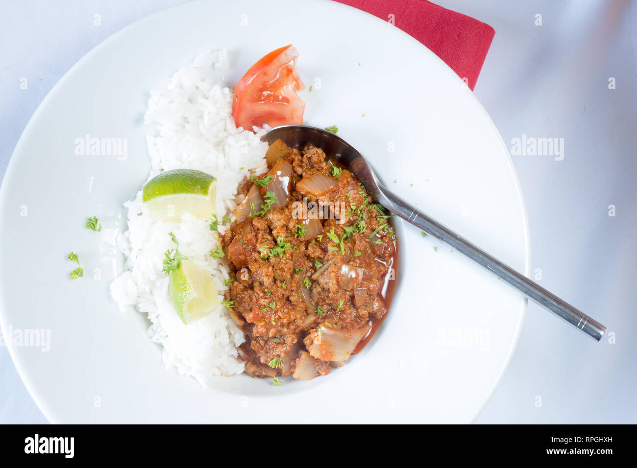 Stile keniano Quorn curry con semplice riso bollito. Foto Stock