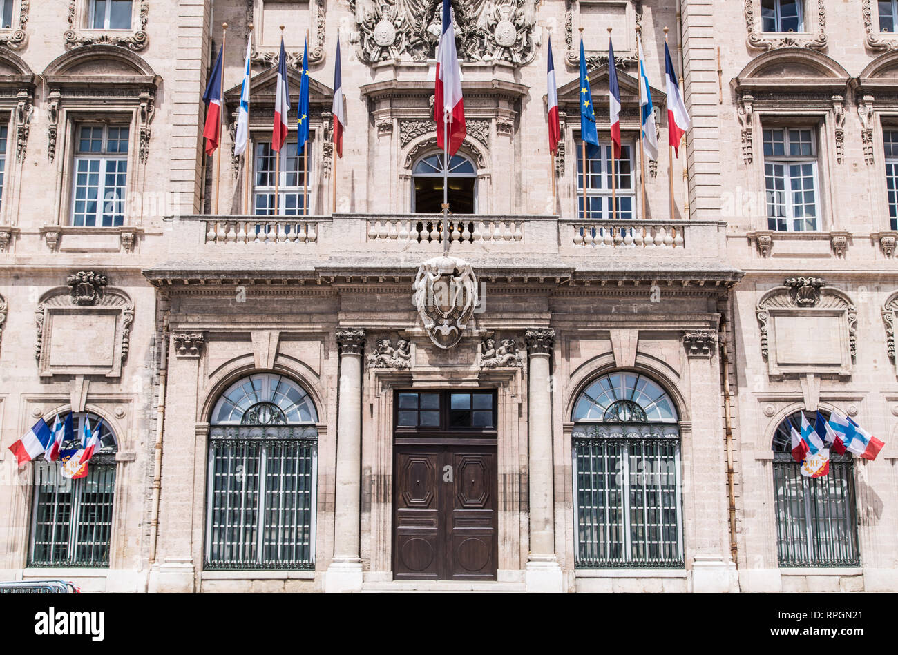 La facciata anteriore della splendidamente progettato L'Hotel de Ville nel vecchio porto di Marsiglia, Francia. Foto Stock