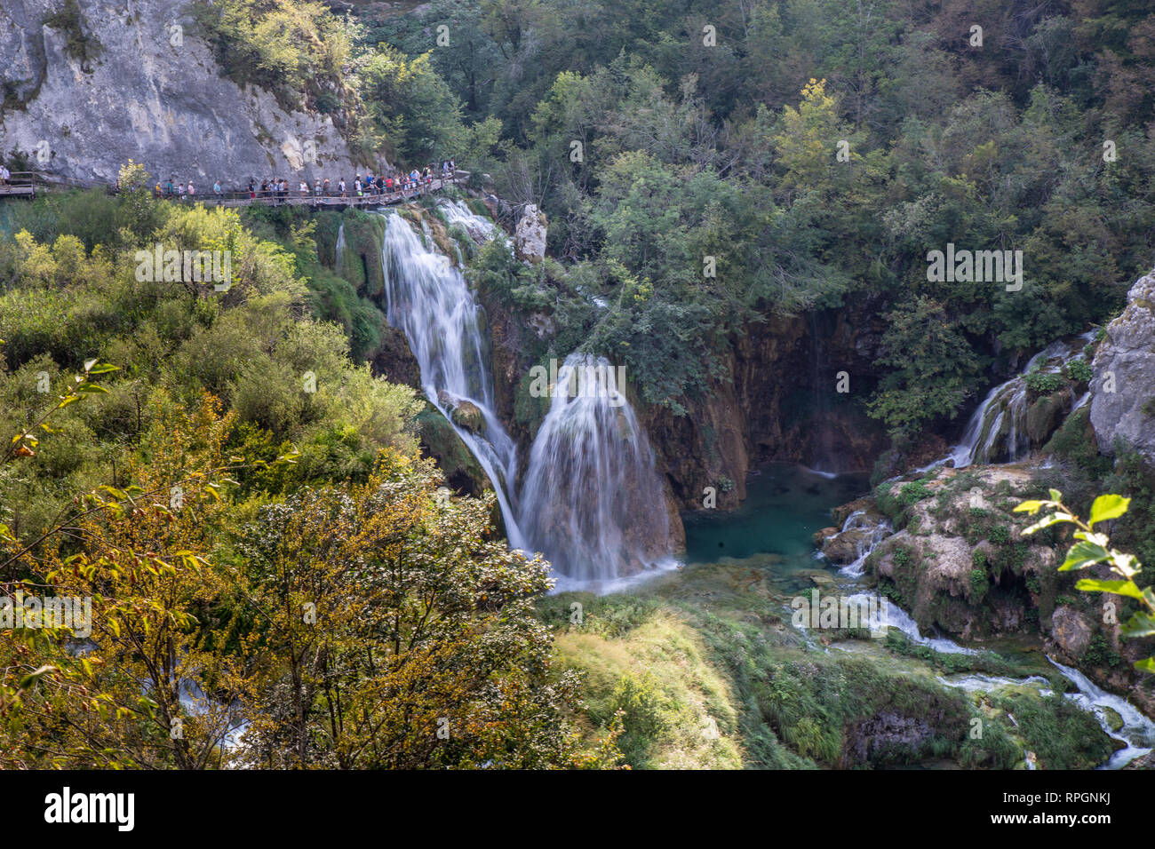 I laghi di Plitvice e cascate visto da vicino l'ingresso 1. Ogni giorno molti turisti a piedi il pensiero del parco lungo i percorsi in legno. Foto Stock