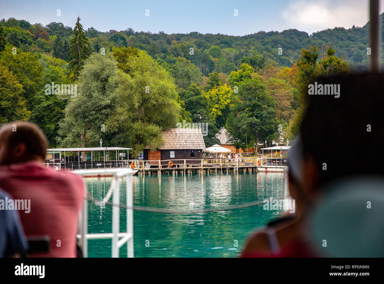 La crociera sul battello turistico presso il parco nazionale dei Laghi di Plitvice in Croazia. La barca è in arrivo per l'atterraggio vicino al cancello 2. Foto Stock