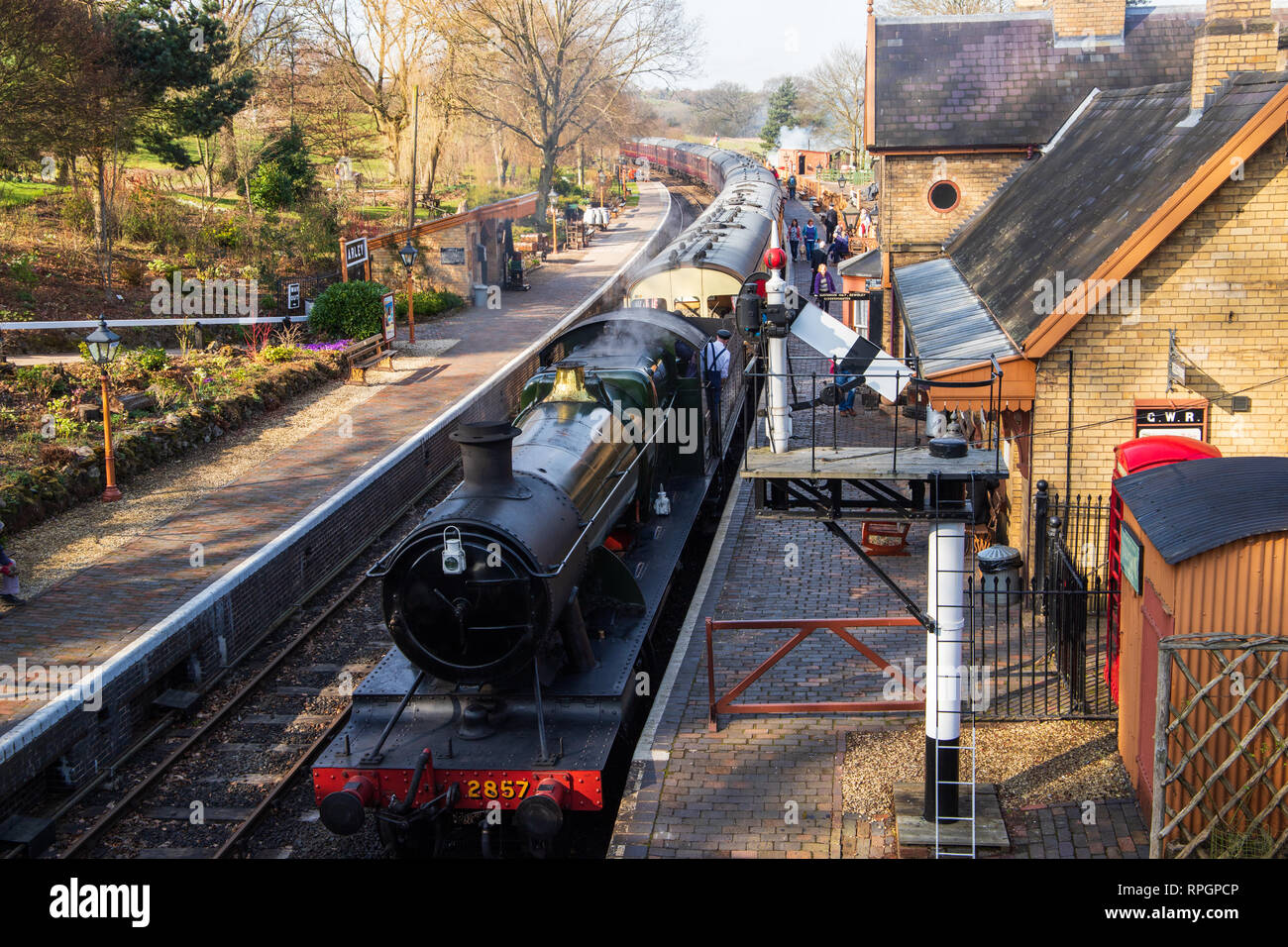 Treni a vapore in Severn Valley Railway nel pittoresco villaggio di Arley in Worcestershire, Regno Unito. Preso il 21 febbraio 2019 Foto Stock