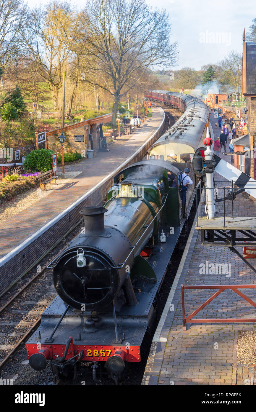 Treni a vapore in Severn Valley Railway nel pittoresco villaggio di Arley in Worcestershire, Regno Unito. Preso il 21 febbraio 2019 Foto Stock