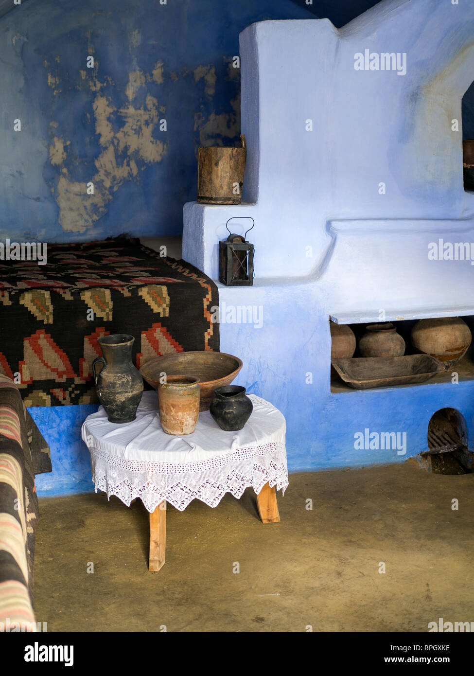 La cucina di un cottage tradizionale nella Vecchia Orhei, Moldavia, è stata allestita per mostrare come vivevano le persone della zona. Foto Stock