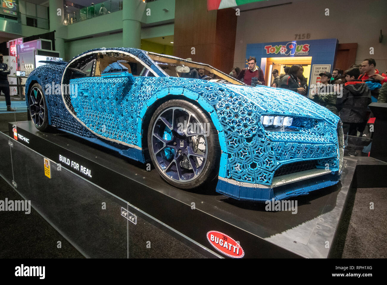 Toronto, Ontario, Canada, 21 febbraio 2019. Una full size Bugatti Chiron modello fatto di LEGO sul display a 2019 canadese Autoshow internazionale a Foto Stock