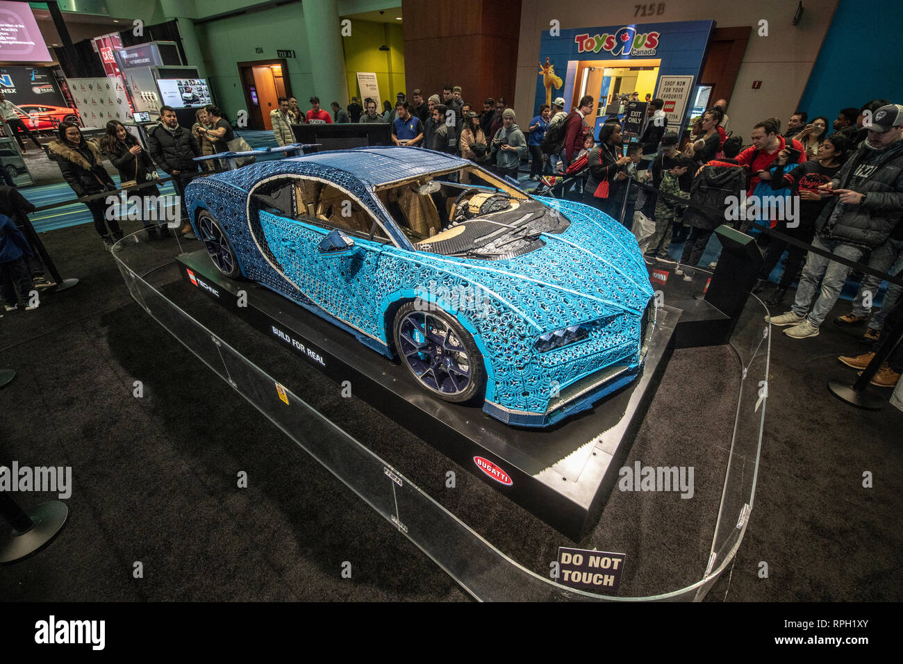 Toronto, Ontario, Canada, 21 febbraio 2019. Una full size Bugatti Chiron modello fatto di LEGO sul display a 2019 canadese Autoshow internazionale a Foto Stock