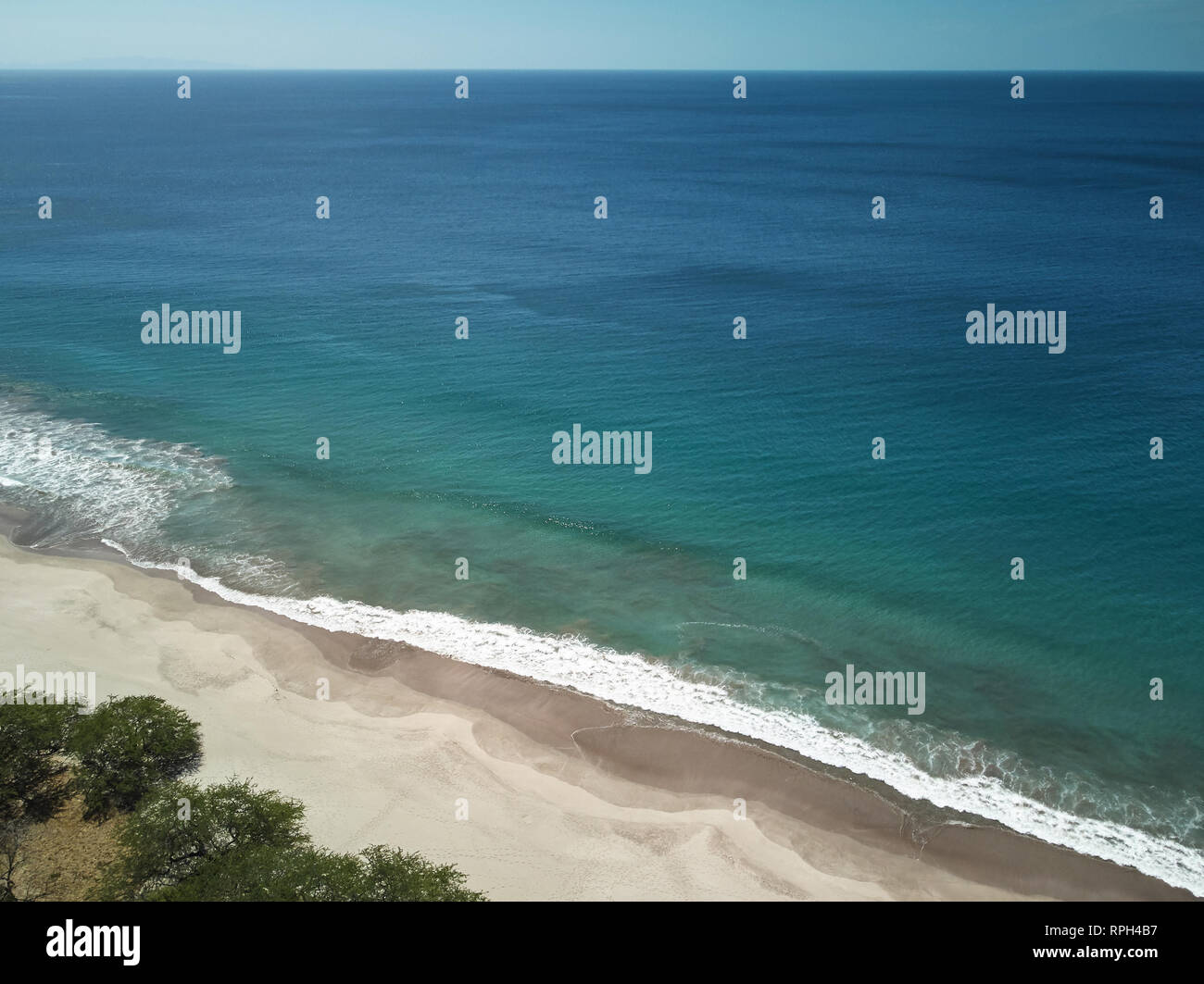 Costa con mare blu acqua drone aeree consente di visualizzare Foto Stock