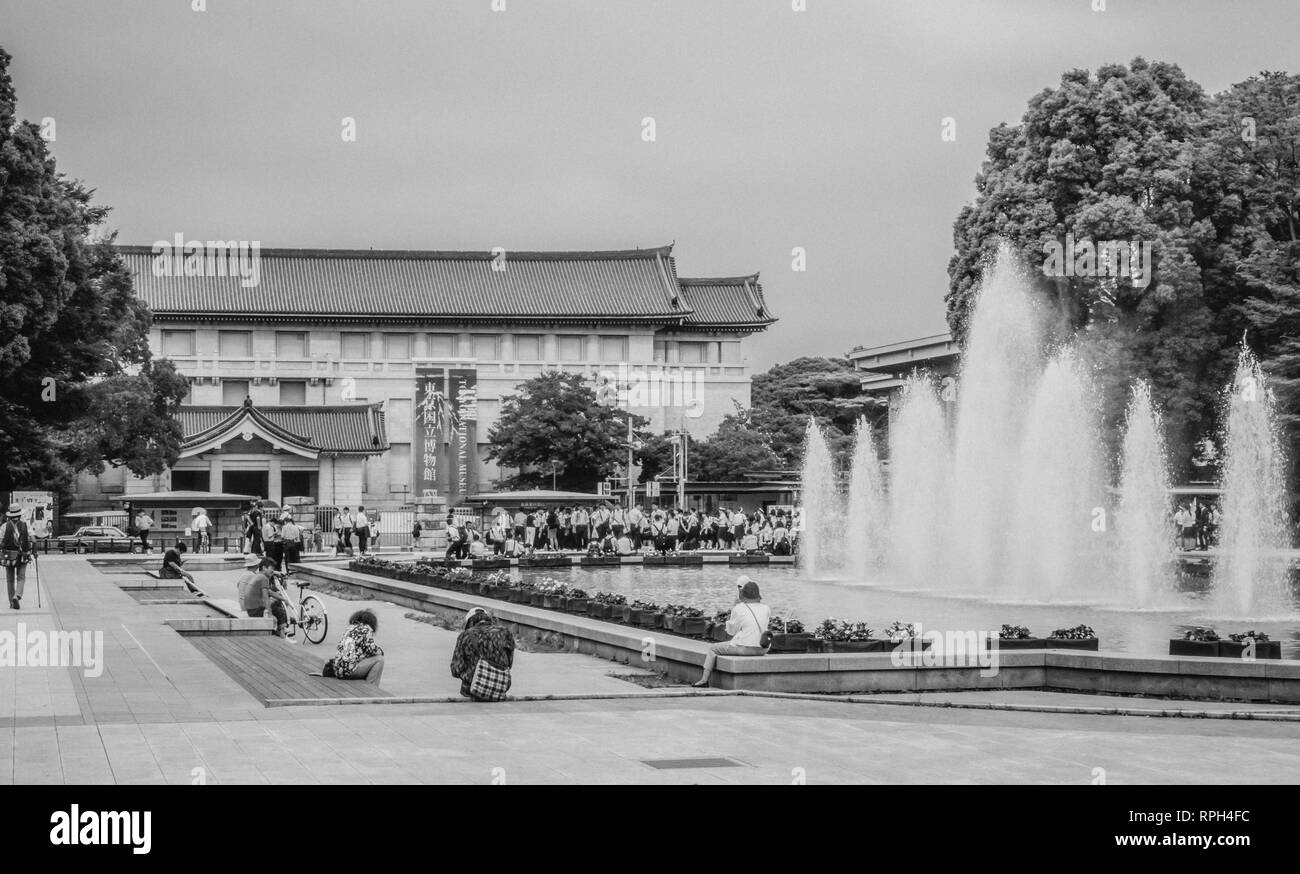 Bella Fontana al Parco di Ueno con il Museo Nazionale di Tokyo - Tokyo / GIAPPONE - Giugno 12, 2018 Foto Stock