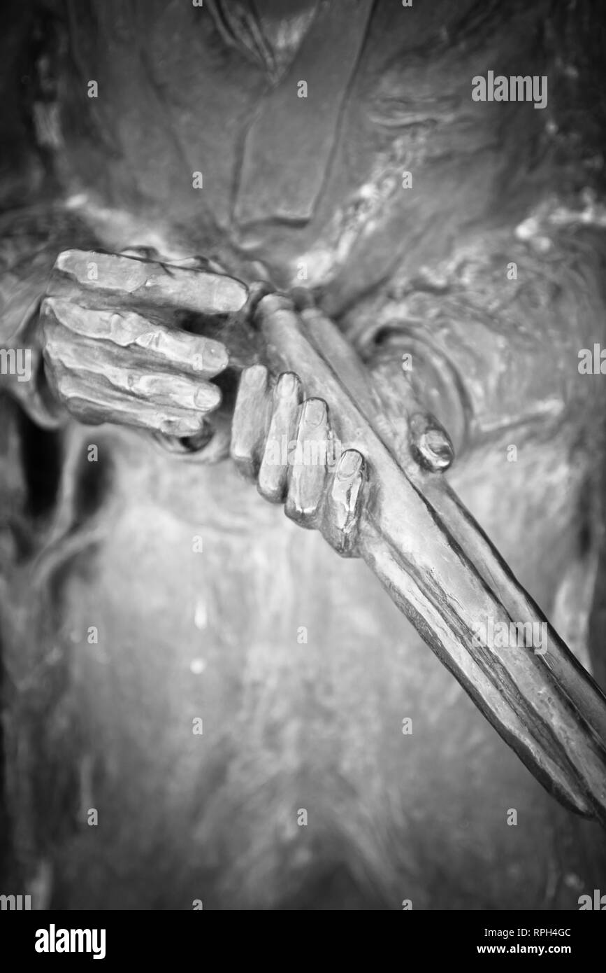 Una drammatica vista ravvicinata di una statua di bronzo di Wyatt Earp caricando il suo fucile a Tucson Railroad Depot pronto ad uccidere Frank Stillwell in Tucson, AZ, Foto Stock