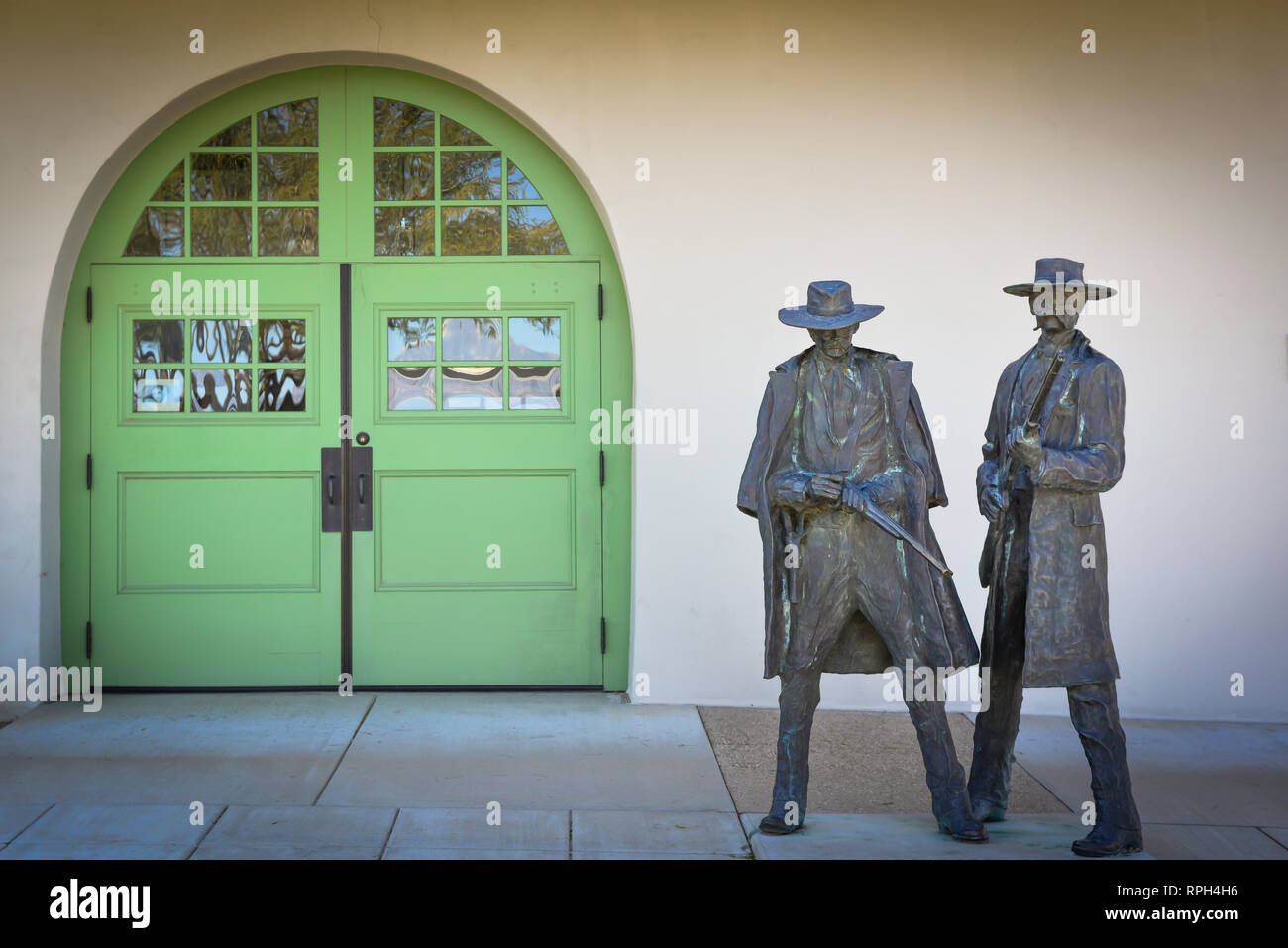 Statue in bronzo di Doc Holiday e Wyatt Earp che commemora il tiro di Frank Stilwell, nei pressi dell'ex Tuscon Railroad Depot, ora un museo Foto Stock