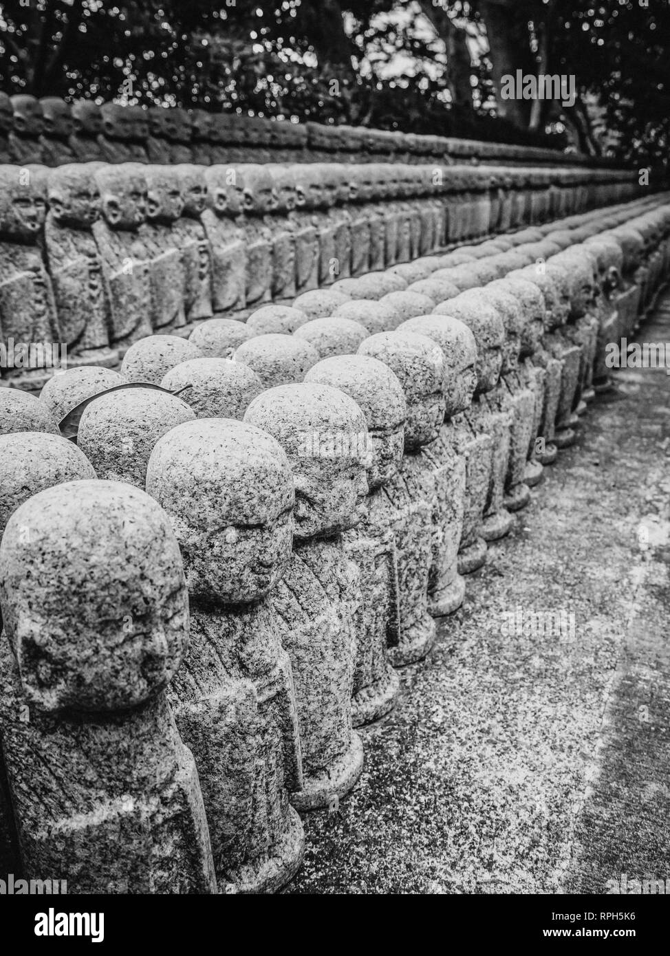 Esercito di monaco orante statue Hase Dera tempio di Kamakura - TOKYO / GIAPPONE - Giugno 12, 2018 Foto Stock