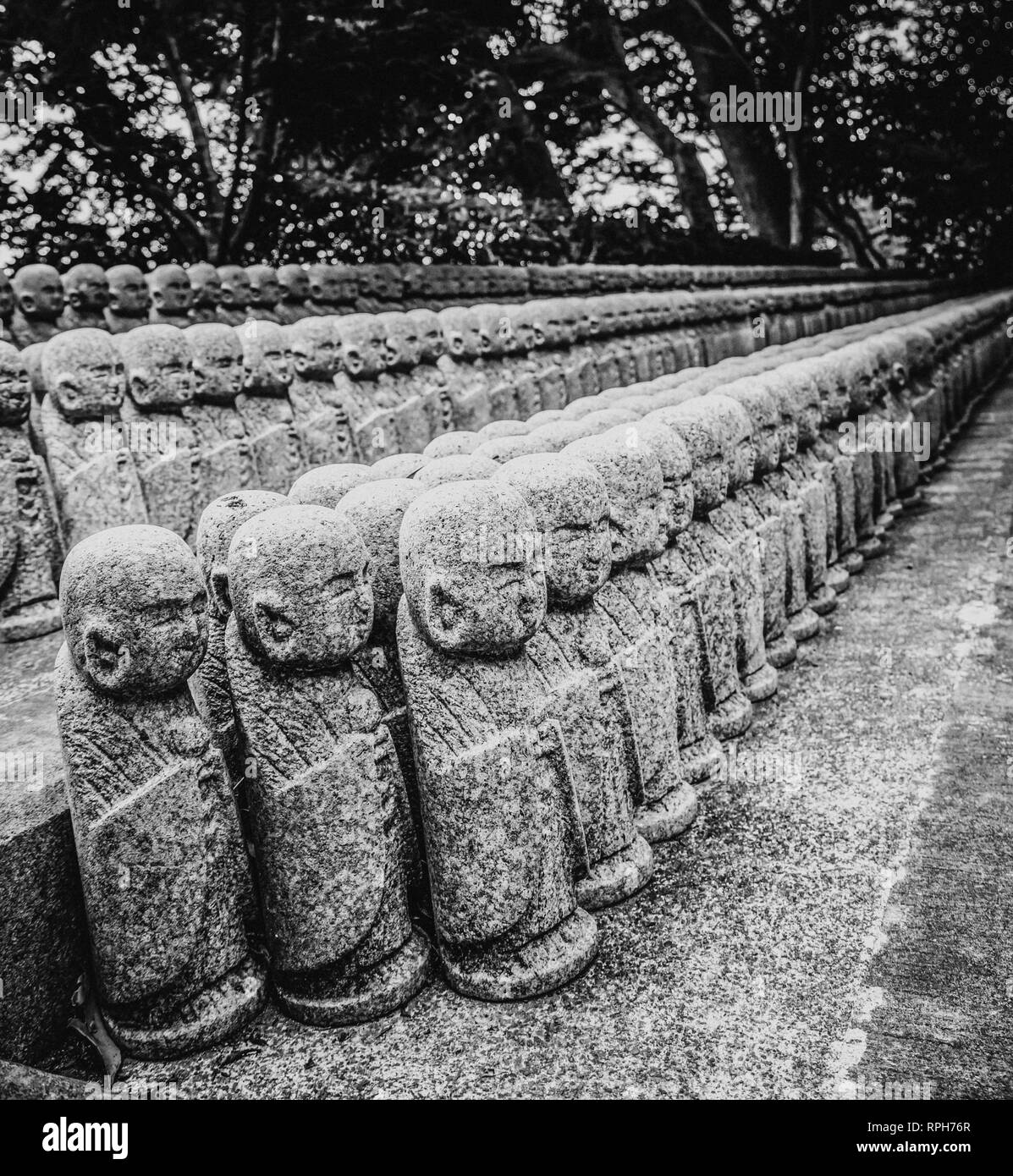 Esercito di monaco orante statue Hase Dera tempio di Kamakura - TOKYO / GIAPPONE - Giugno 12, 2018 Foto Stock