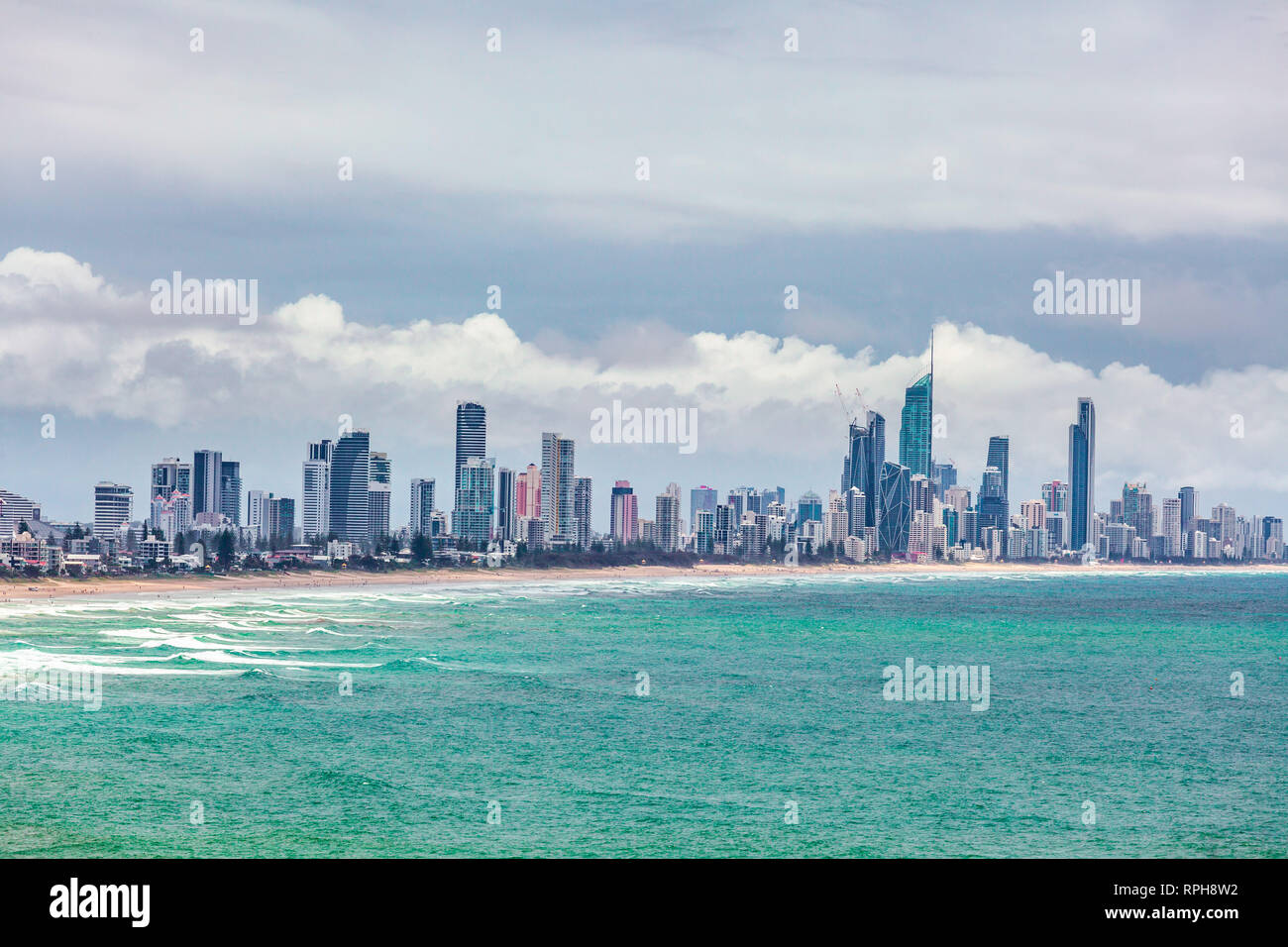 Surfers Paradise dello skyline della città e dell'oceano. La Gold Coast, Queensland, Australia Foto Stock