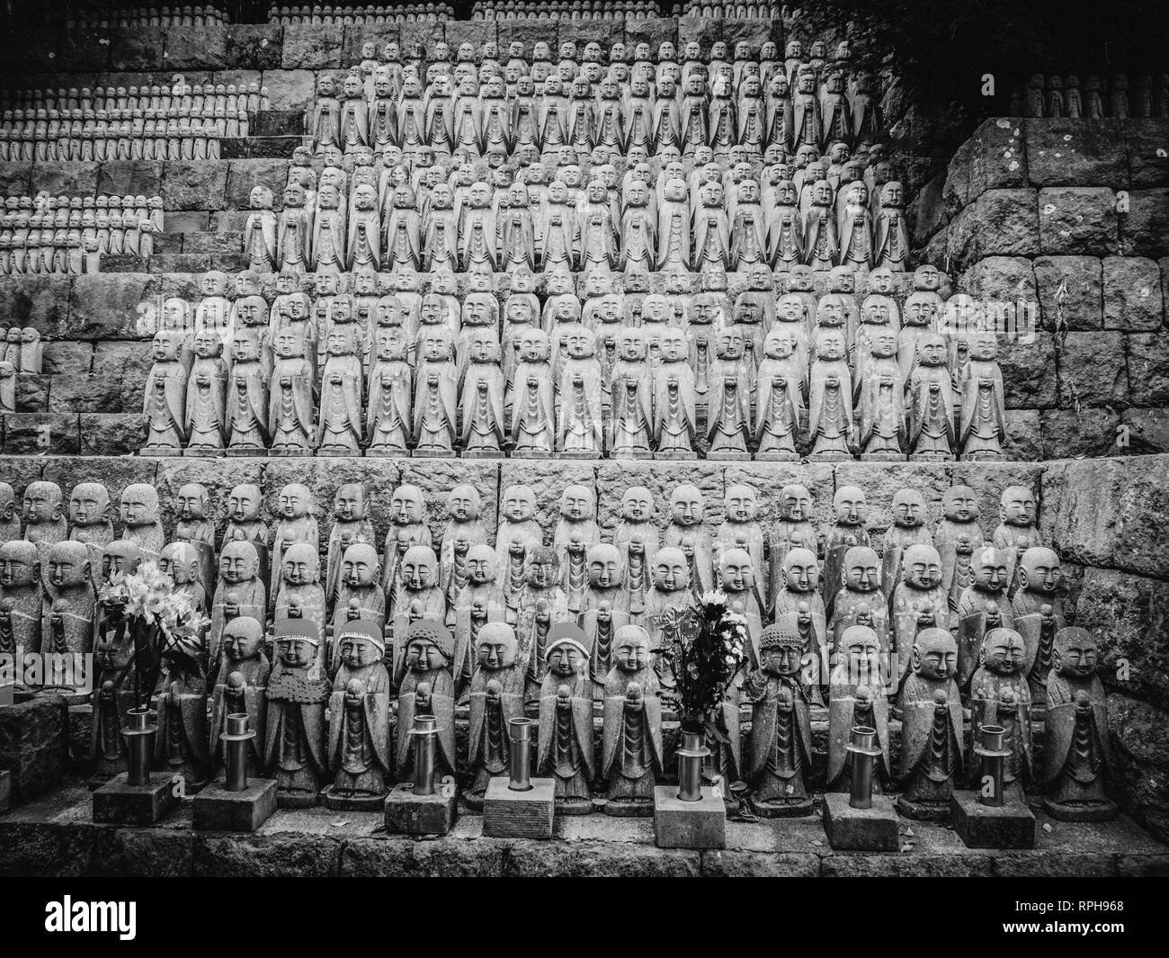 Piccolo monaco orante statue Hase Dera tempio di Kamakura - TOKYO / GIAPPONE - Giugno 12, 2018 Foto Stock