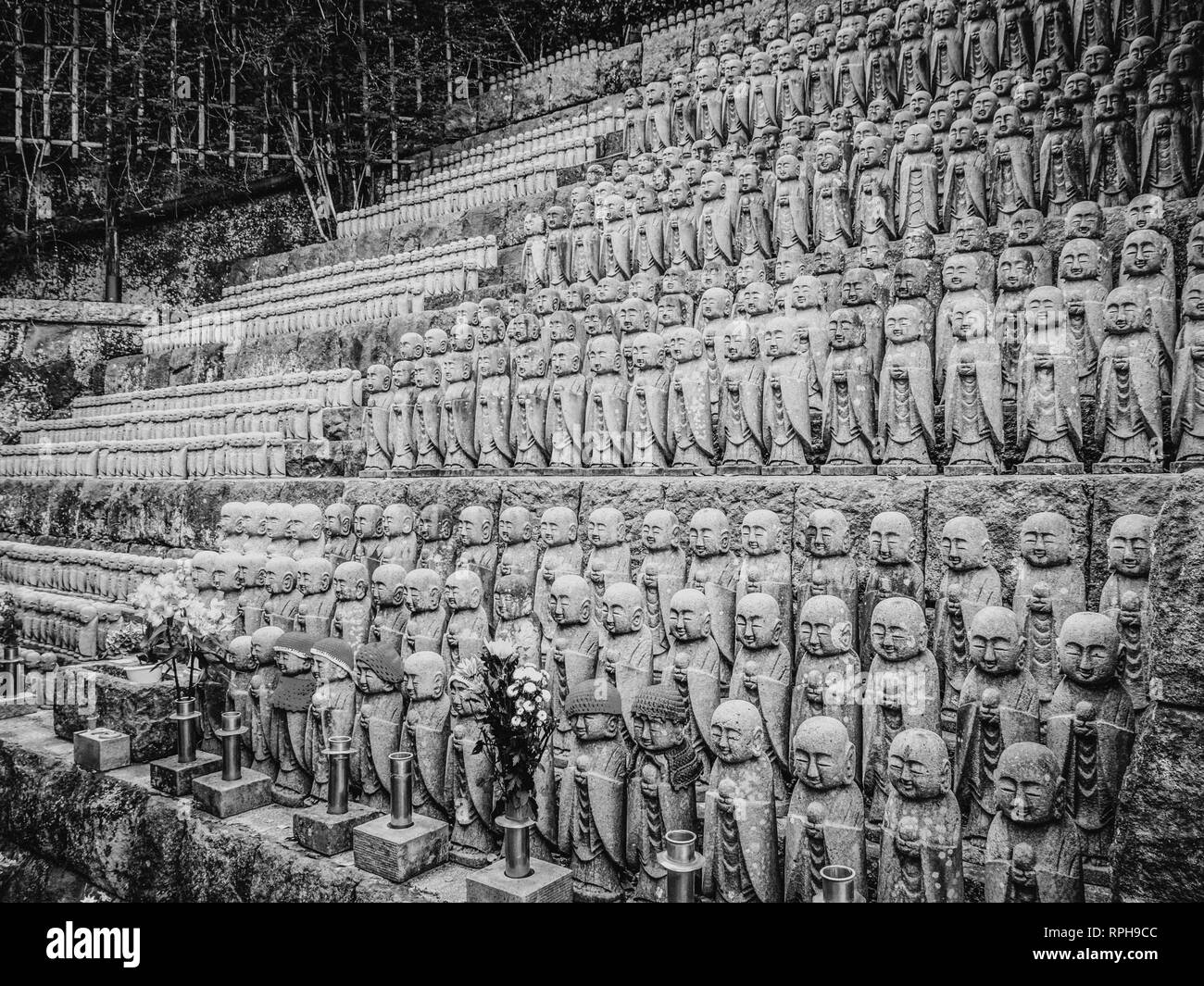 Esercito di monaco orante statue Hase Dera tempio di Kamakura - TOKYO / GIAPPONE - Giugno 12, 2018 Foto Stock