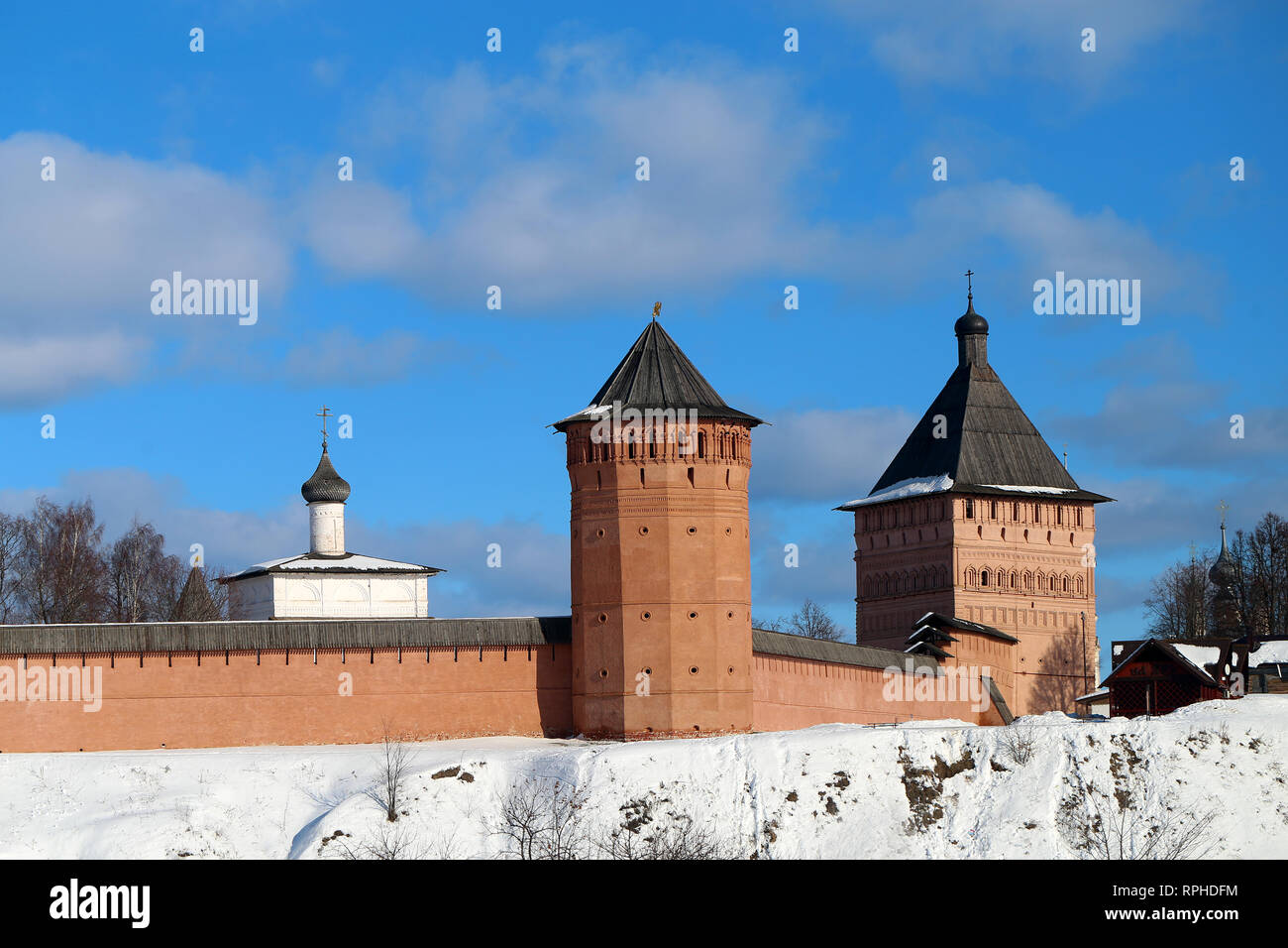 Foto luminose dell'antica fortezza del monastero ortodosso di Suzdal in inverno è illuminato dal sole Foto Stock