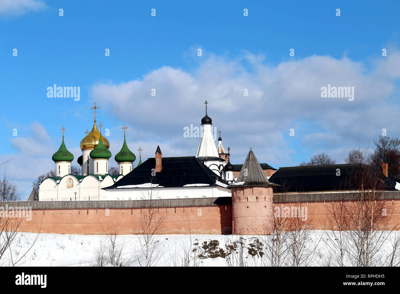 Foto luminose dell'antica fortezza del monastero ortodosso di Suzdal in inverno è illuminato dal sole Foto Stock