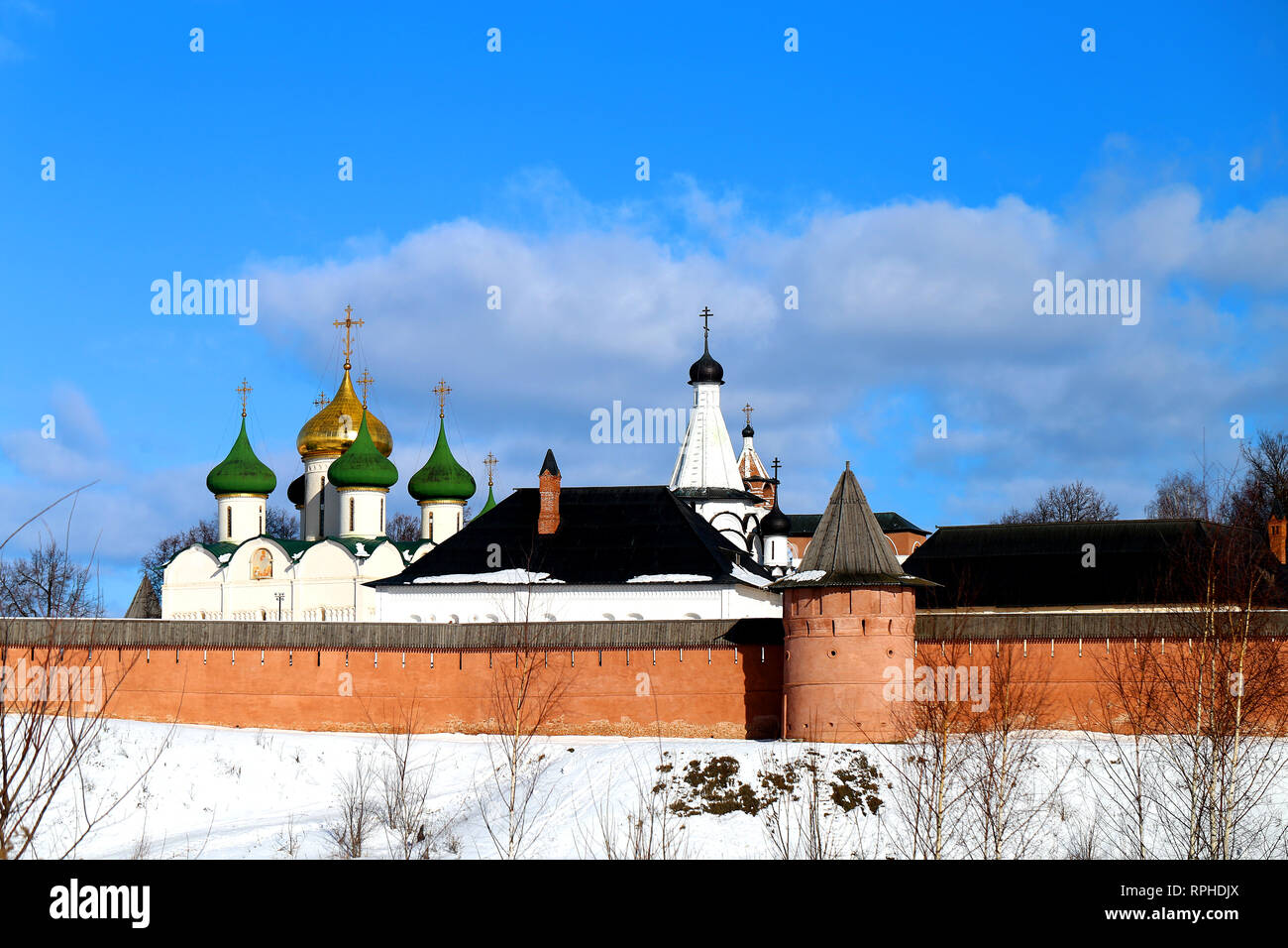 Foto luminose dell'antica fortezza del monastero ortodosso di Suzdal in inverno è illuminato dal sole Foto Stock
