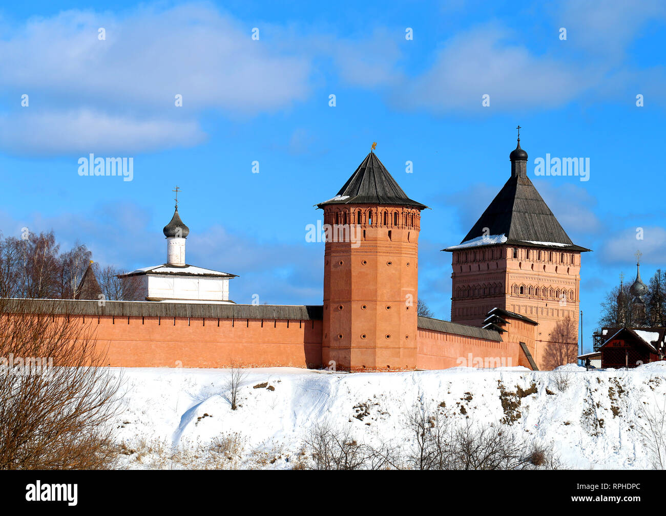 Foto luminose dell'antica fortezza del monastero ortodosso di Suzdal in inverno è illuminato dal sole Foto Stock