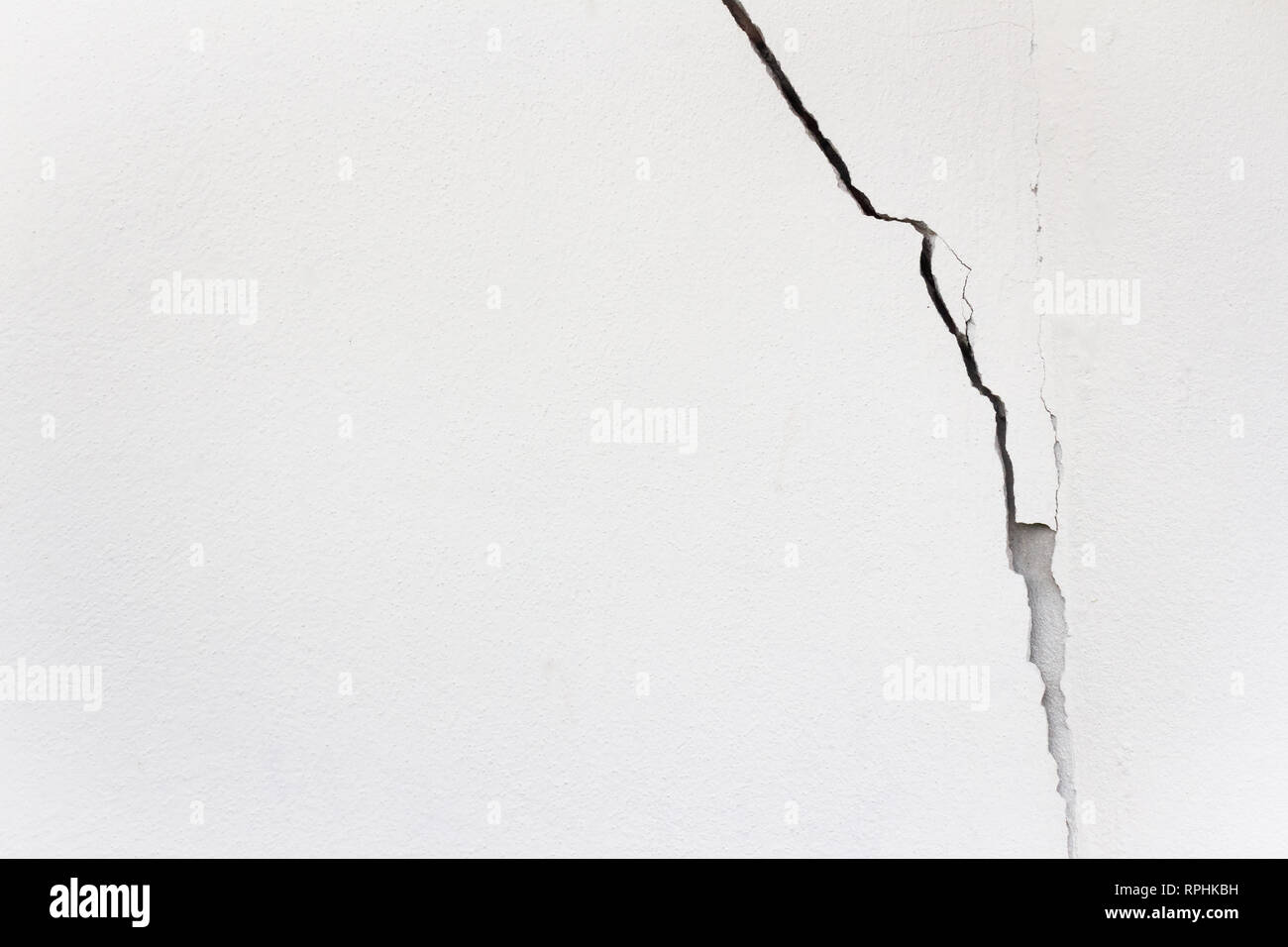 Parete Bianca, la superficie incrinato gesso, vecchio cemento texture Foto Stock