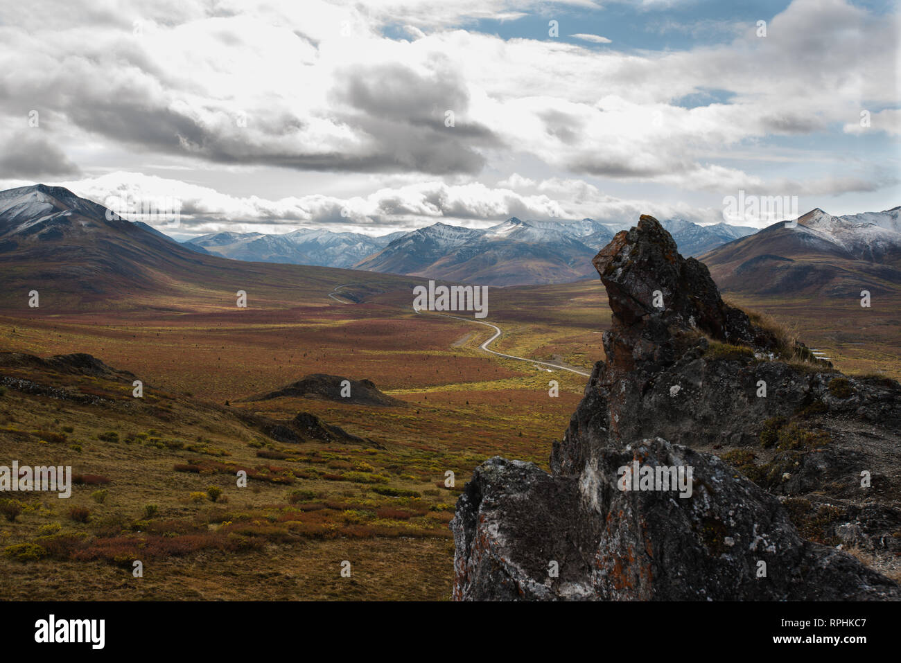 Dalla cima di Angelo della Montagna, Lapide area parco, Dempster Highway, Yukon Territory, Canada in autunno/autunno Foto Stock