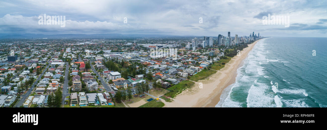 Panoramica aerea di Mermaid Beach sobborgo e Gold Coast City skyline, Queensland, Australia Foto Stock