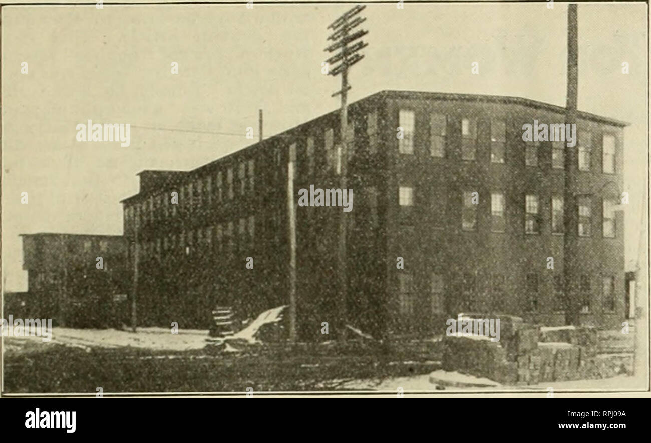 . American bee journal. La cultura delle api; le api. Aprile, igir. [American ISec Joarnal. Fig. I.-fabbrica del W. T. Falconer Mfg. Co.. Falconer. N. V. paese, che hanno rappresentanti in Havana e Santiago di Cuba; Giamaica, Santo Domingo. Messico, Hawaiian è- terre, Isole britanniche, Germania, Turchia, Australia, Nuova Zelanda e Sud Africa. Inoltre essi forniscono anche in quantità variabili a molti altri paesi. È sorprendente come apicoltura ha sviluppato in tutto il mondo durante gli ultimi 25 o 30 anni. Il W. T. Falconer Mfg. Co. sono uno dei tre maggiori produttori di bee-forniture nel wo Foto Stock