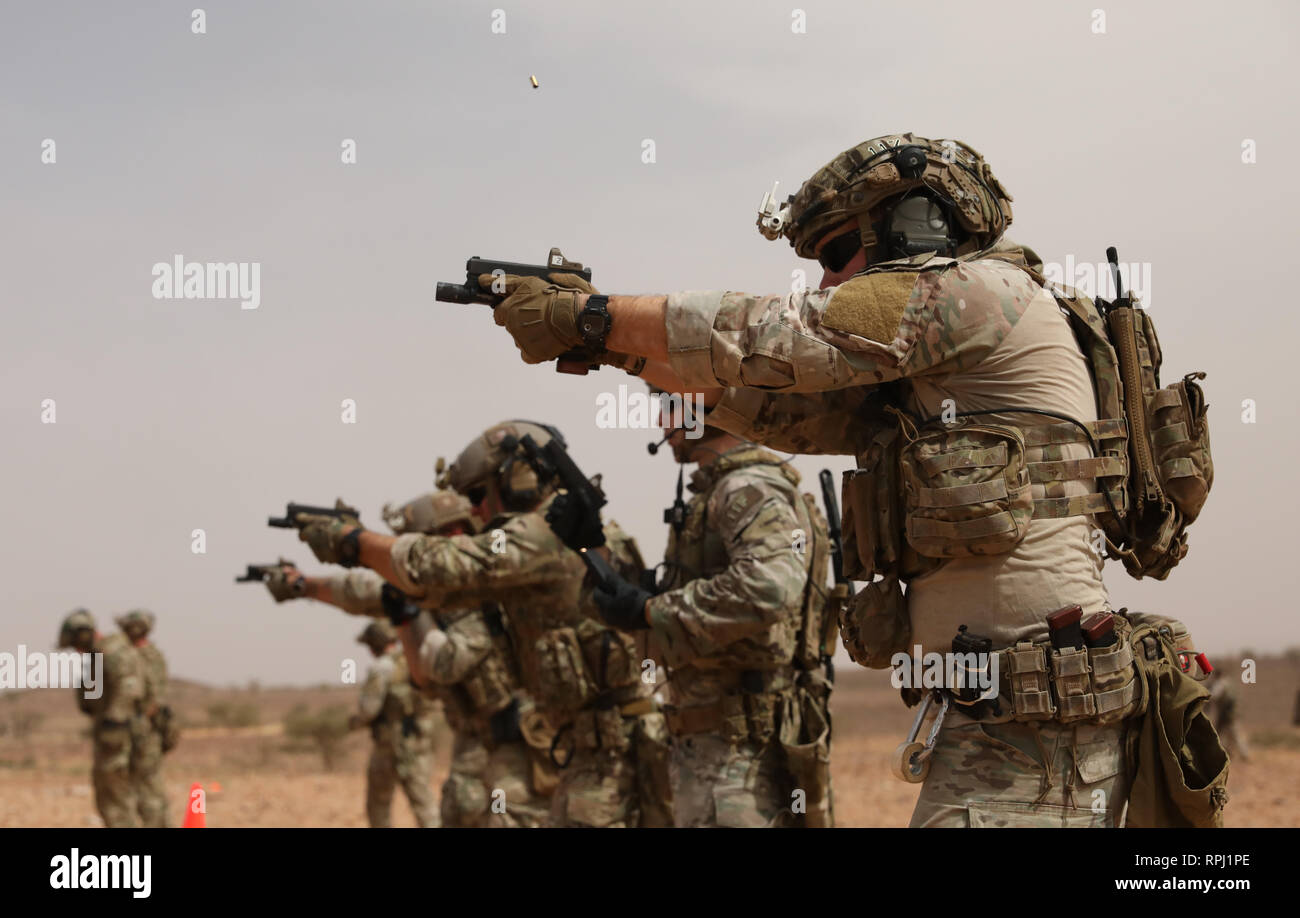 Berretti Verdi assegnato alla terza delle forze speciali Gruppo (Airborne) condurre esercizi di tiro in una gamma della Mauritania durante Flintlock 2019, febbraio 15, 2019 in Atar, il sig. Flintlock è un multi-nazionale esercizio costituito da 32 africani e i paesi occidentali in più posizioni in Burkina Faso e in Mauritania che è progettato per potenziare la capacità delle principali nazioni partner per contrastare la violenza delle organizzazioni estremiste, proteggere le loro frontiere e di garantire la sicurezza per il loro popolo. (U.S. Esercito foto di Sgt. Steven Lewis) Foto Stock