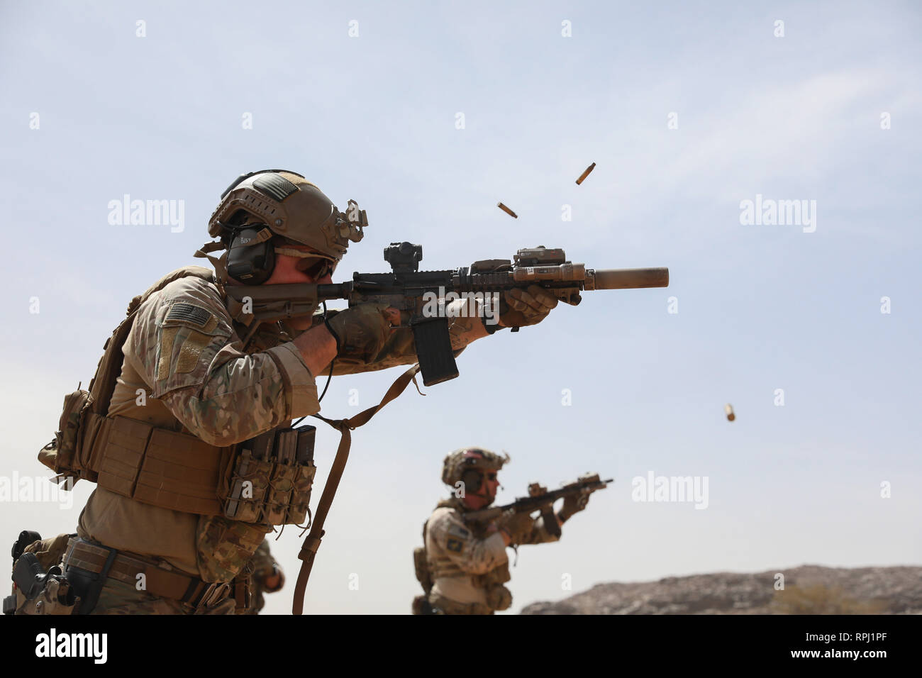 Berretti Verdi assegnato alla terza delle forze speciali Gruppo (Airborne) condurre esercizi di tiro in una gamma della Mauritania durante Flintlock 2019, febbraio 15, 2019 in Atar, Mauritania. Flintlock è un multi-nazionale esercizio costituito da 32 africani e i paesi occidentali in più posizioni in Burkina Faso e in Mauritania che è progettato per potenziare la capacità delle principali nazioni partner per contrastare la violenza delle organizzazioni estremiste, proteggere le loro frontiere e di garantire la sicurezza per il loro popolo. (U.S. Esercito foto di Sgt. Steven Lewis) Foto Stock