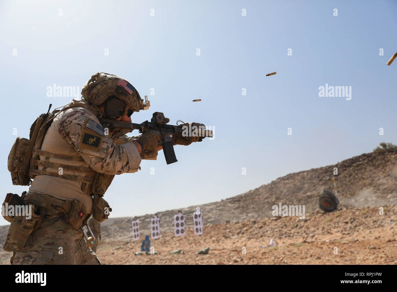 Un forze speciali degli Stati Uniti, soldato assegnato alla terza delle forze speciali Gruppo (Airborne) conduce un trapano di ripresa durante l'esercizio Flintlock 2019, febbraio 16, 2019 in Atar, Mauritania. Flintlock è un multi-nazionale esercizio costituito da 32 africani e i paesi occidentali in più posizioni in Burkina Faso e in Mauritania che è progettato per potenziare la capacità delle principali nazioni partner per contrastare la violenza delle organizzazioni estremiste, proteggere le loro frontiere e di garantire la sicurezza per il loro popolo. (U.S. Esercito foto di Sgt. Steven Lewis) Foto Stock