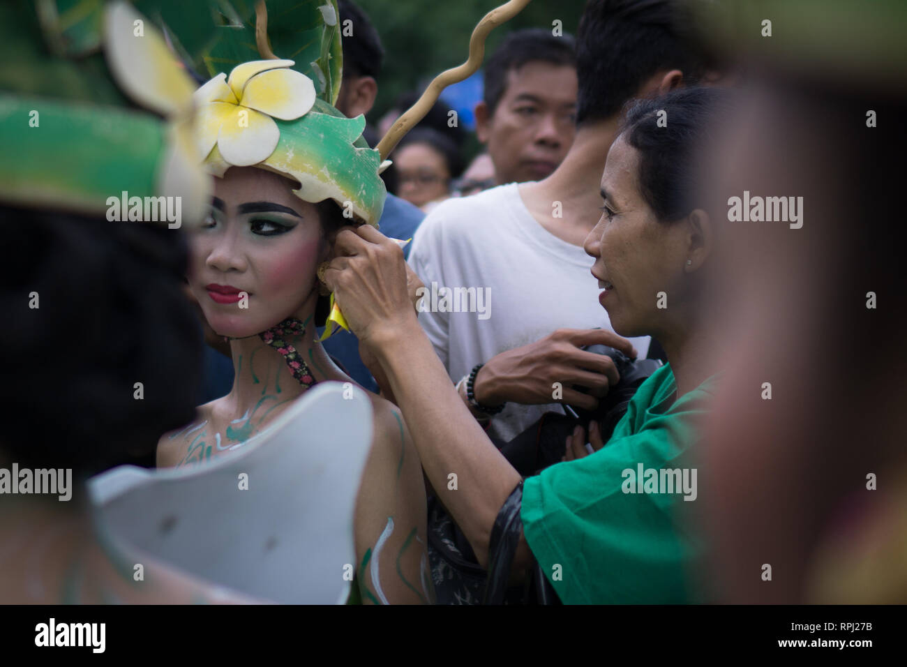 DENPASAR,BALI-dicembre 2017: danzatori stanno preparando le loro make up prima di eseguire prestazioni a Denpasar Festival. Foto Stock