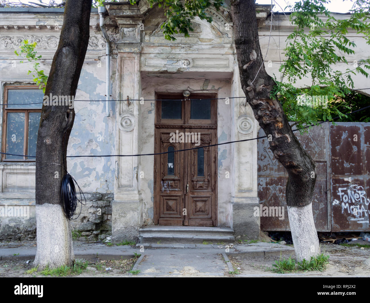Si tratta di un vecchio edificio nel centro di Chisinau e la capitale della Moldavia. Foto Stock