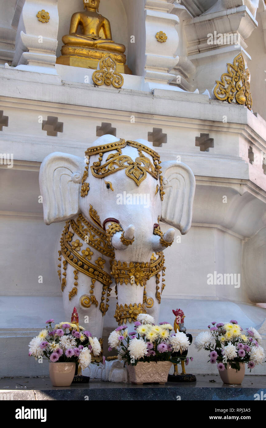 Chiang Rai Thailandia, close-up di un elefante statua alla base del bianco chedi a motivi di Wat Klang Wiang Foto Stock