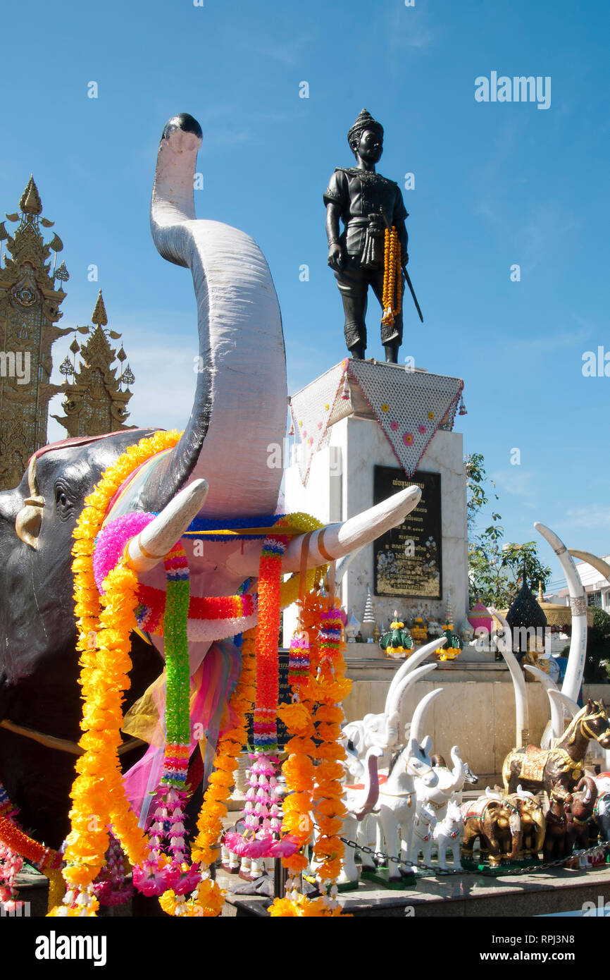 Chiang Rai Thailandia 26 dic 2018, monumento di Re Mengrai il pugno righello Lanna con offerte alla base Foto Stock