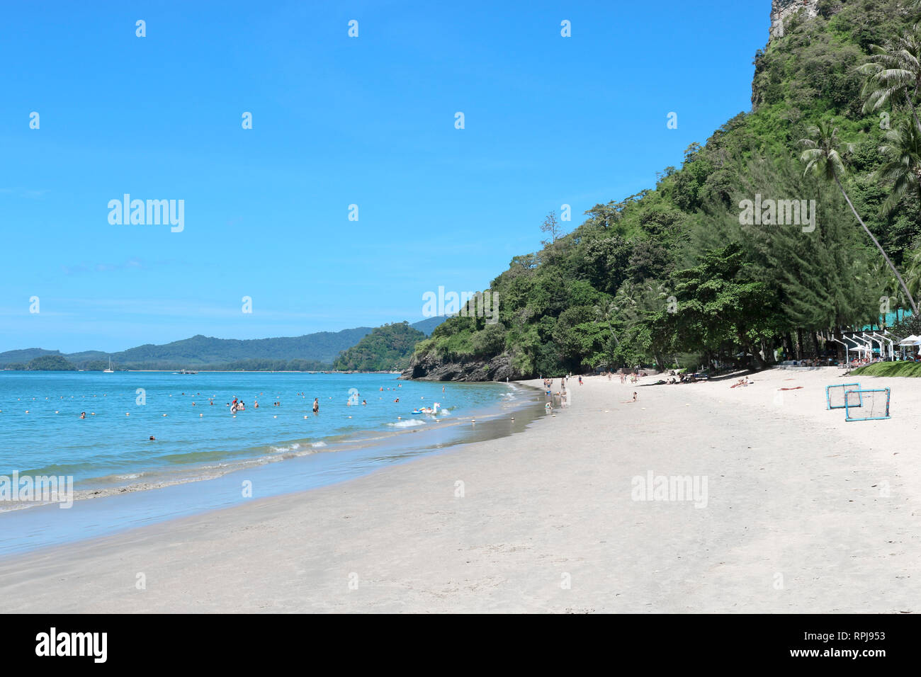 Bellissima costa tropicale della Thailandia che si affaccia sulla spiaggia, mare azzurro, Krabi Ao Nang. Foto Stock