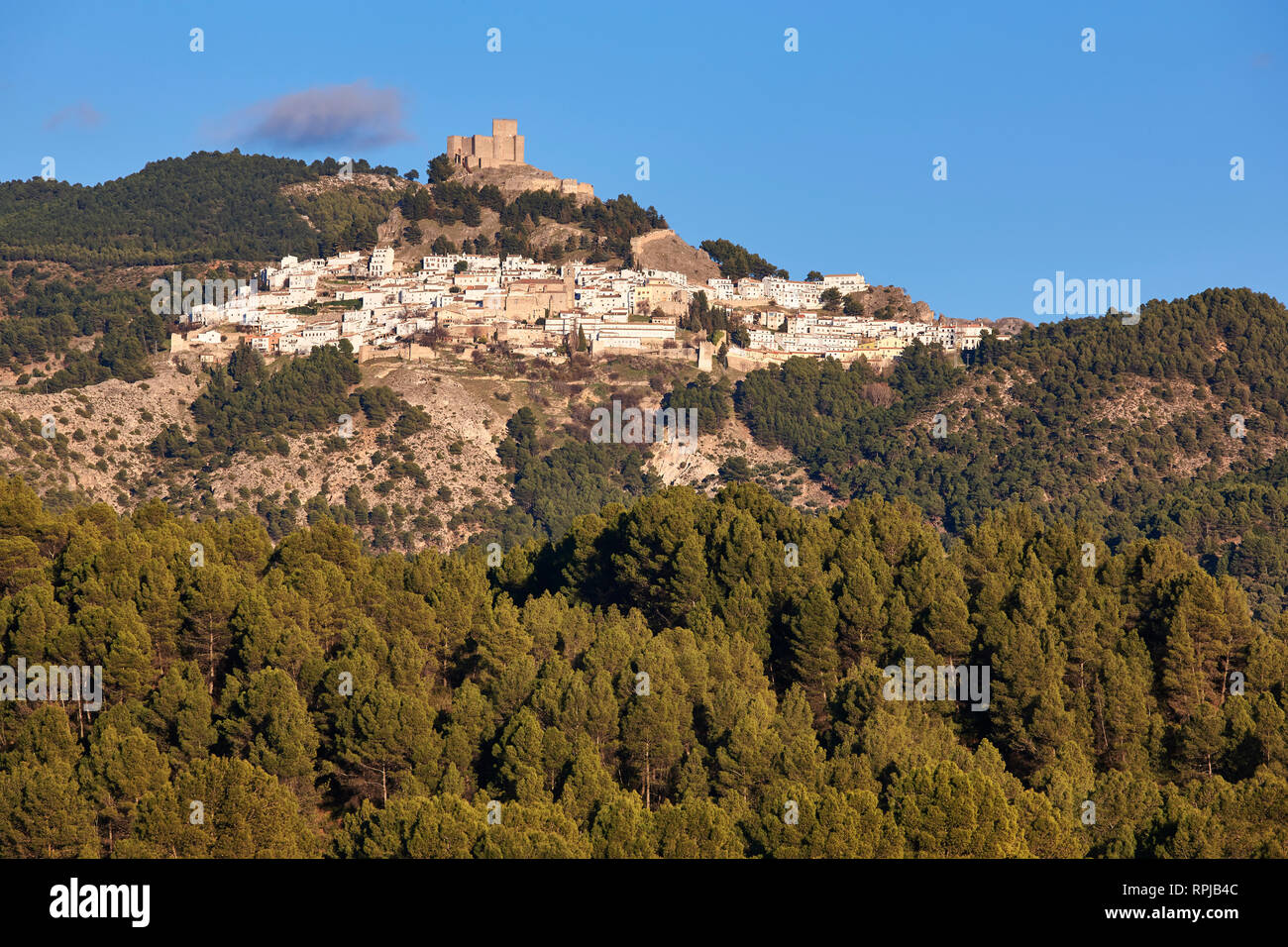 Lo spagnolo tradizionale villaggio al tramonto. Segura De La Sierra. Spagna Foto Stock