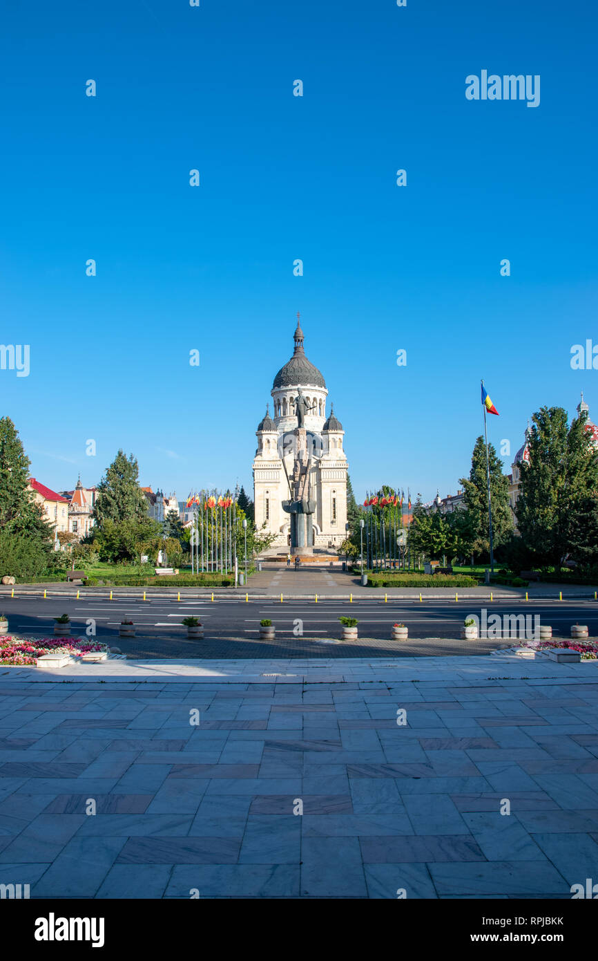 Vista la Avram Iancu Square e dormizione della Theotokos cattedrale, la più famosa Chiesa Ortodossa Romena di Cluj-Napoca, Romania. Foto Stock