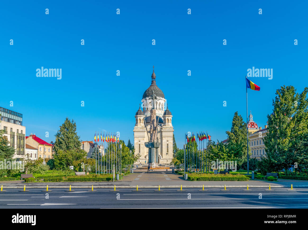 Vista la Avram Iancu Square e dormizione della Theotokos cattedrale, la più famosa Chiesa Ortodossa Romena di Cluj-Napoca, Romania. Foto Stock