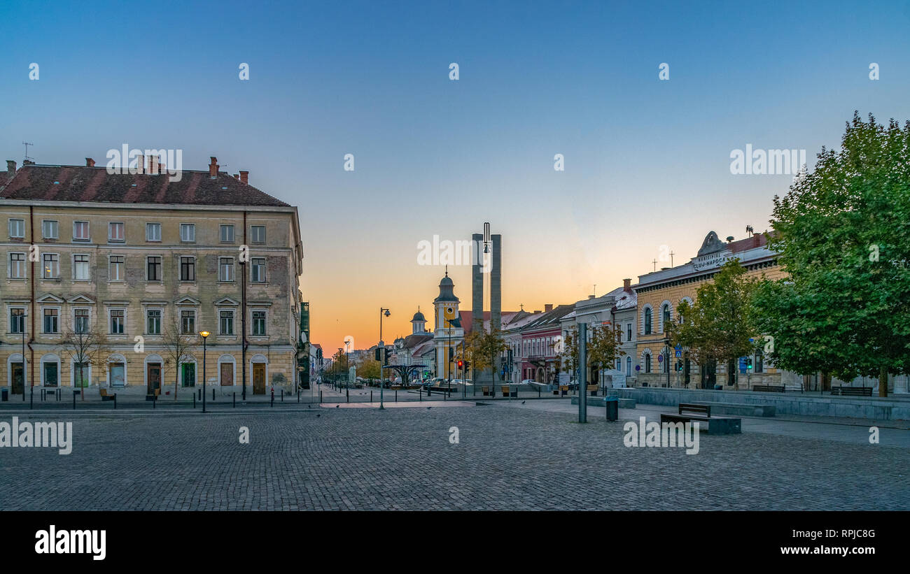 Cluj-Napoca centro citta'. Vista dalla Piazza Unirii al Eroilor Avenue, eroi' Avenue - un central avenue in Cluj-Napoca, Romania. Foto Stock