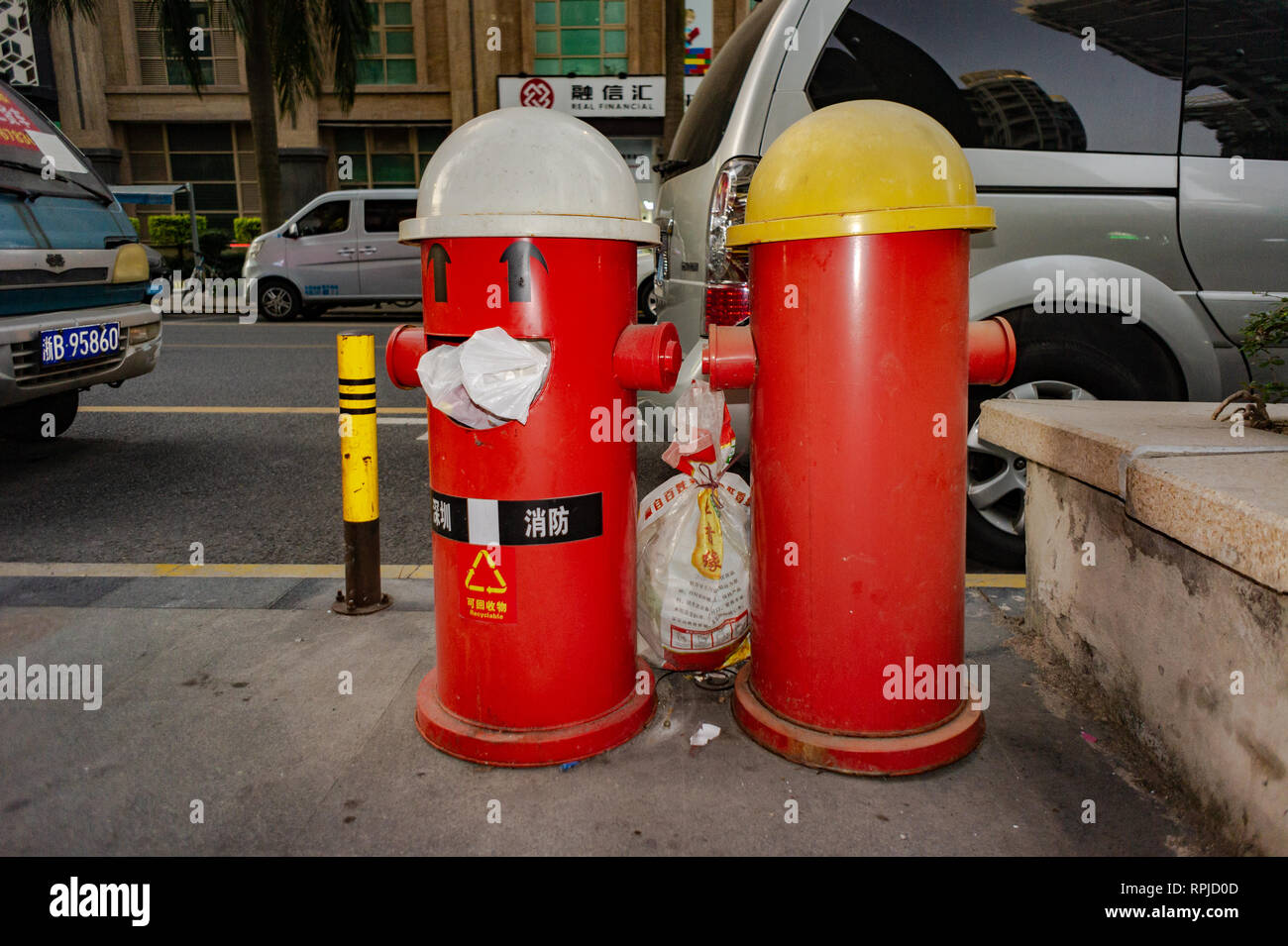 Cestini della spazzatura a forma di idranti a promuovere la sicurezza in caso di incendio in Shenzhen, Cina Foto Stock